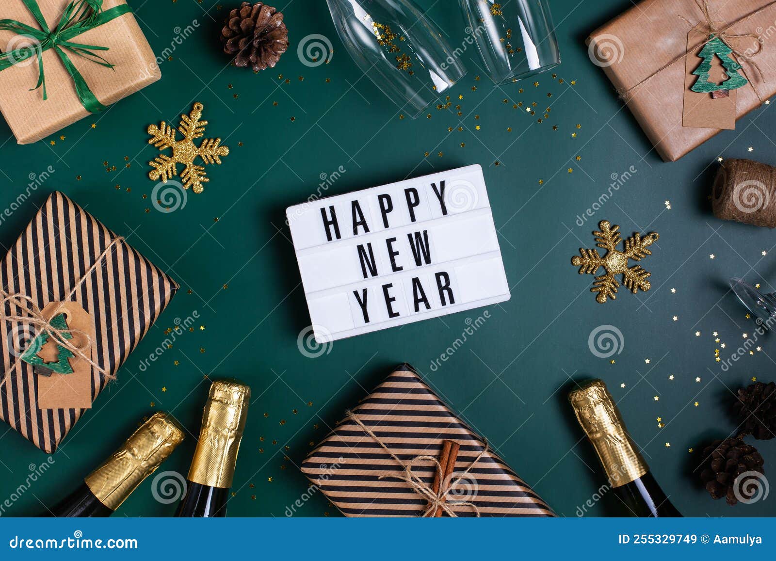 Bonne Carte De Voeux Du Nouvel an Avec Champagne Et Boîtes Cadeaux Image  stock - Image du étincelle, argent: 255329749