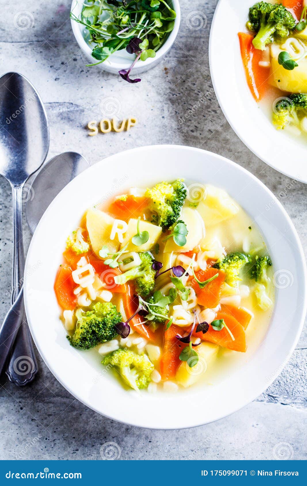 Bonne Soupe A Alphabet D Enfants Avec La Carotte Et La Pomme De Terre De Brocoli Dans La Vue De Dessus De Plats Blancs Image Stock Image Du Cheri Homemade