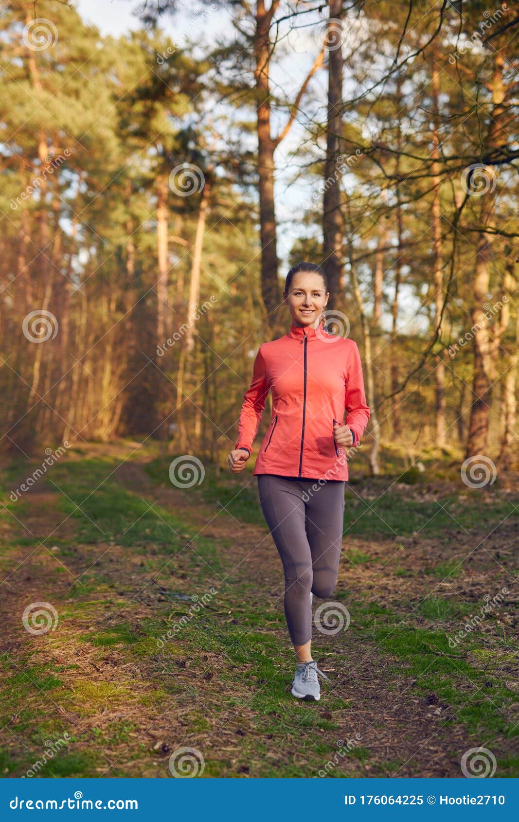 Bonne Tenue Attrayante Jeune Femme Jogging Dans Le Bois Image stock Image du courir visage 176064225