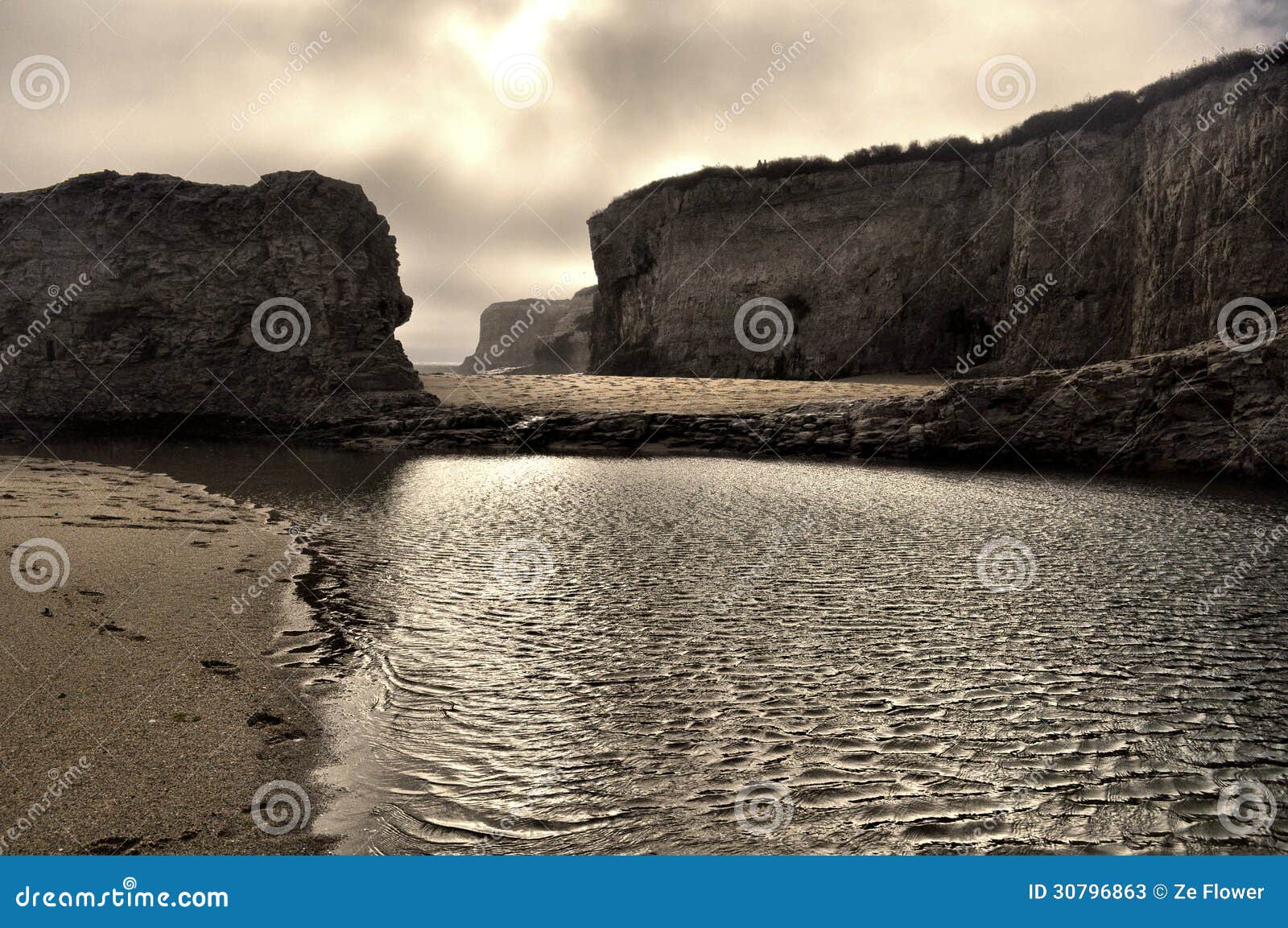 Bonny Dune Beach Pool immagine stock. Immagine di attraversare 30796863