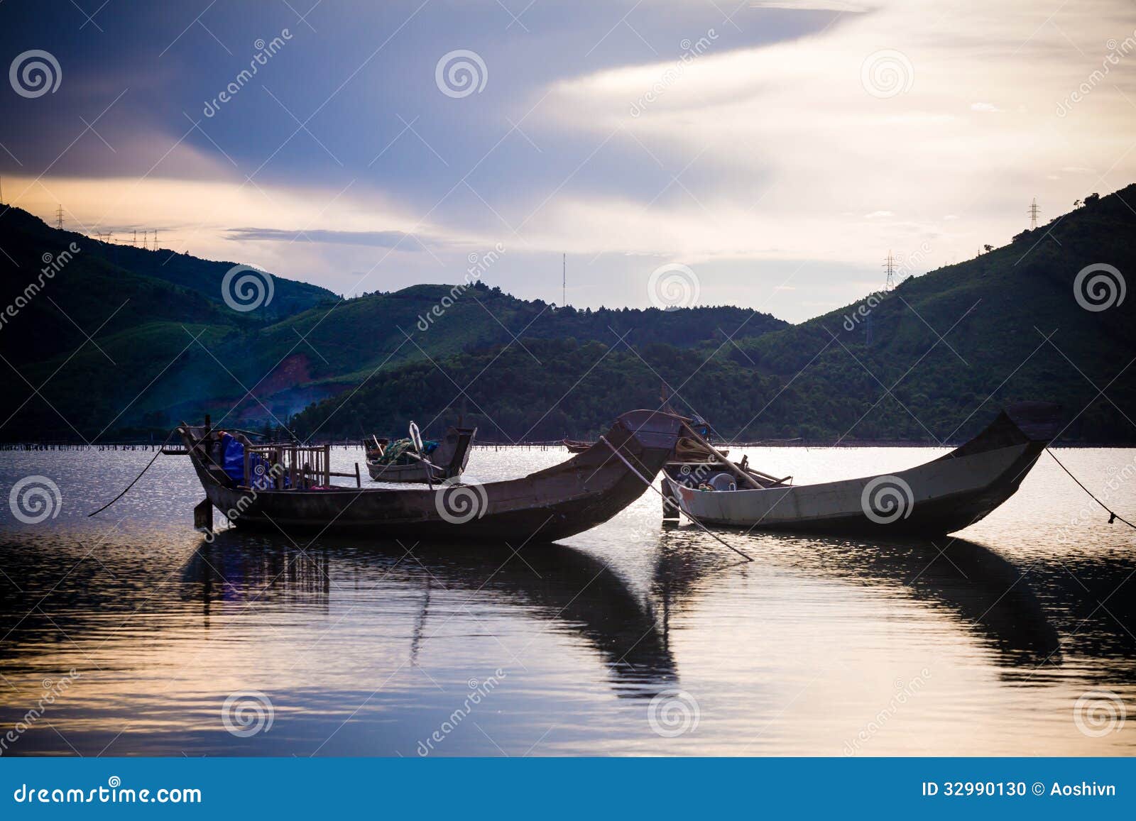Boot auf dem Teich stockfoto. Bild von reflexion, dämmerung 32990130