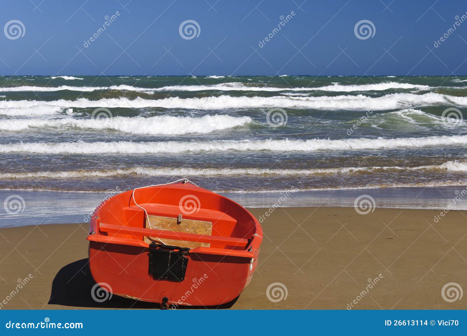 Boot op het zand. Geïsoleerdee boot op het strand van Italiaanse overzees