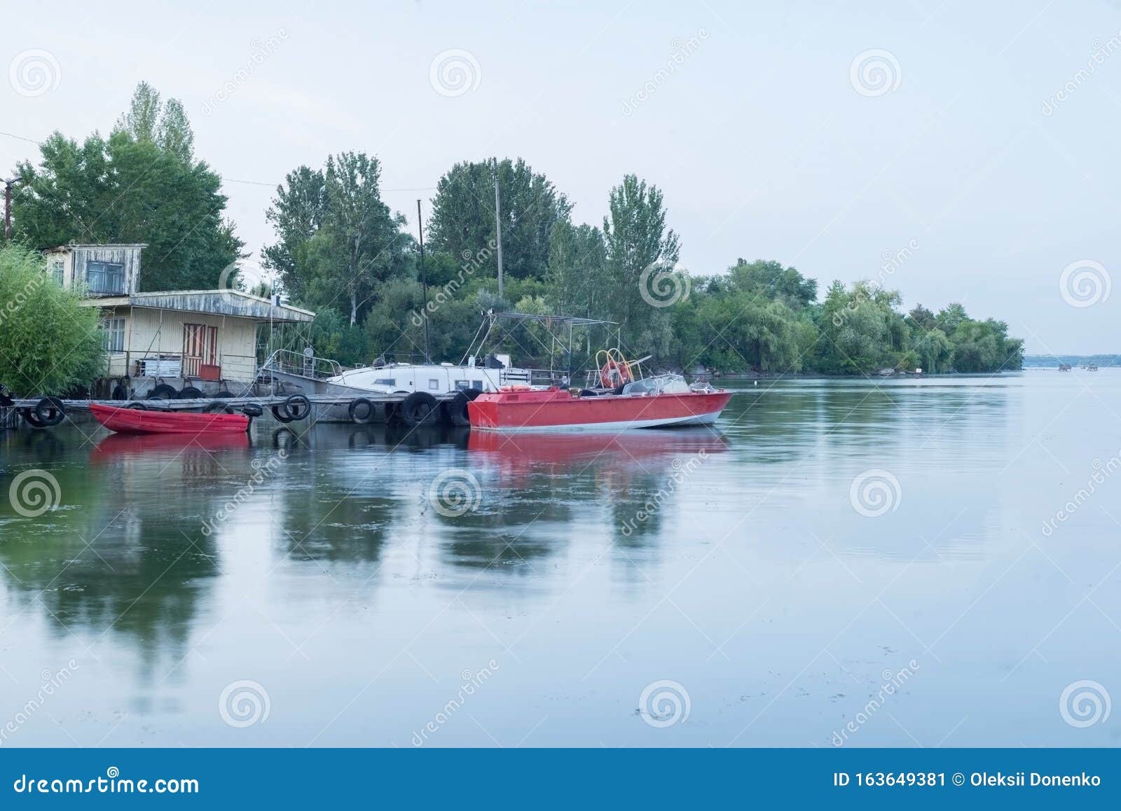 Bootstation Jachten Boote Stehen Am Fluss In Der Nahe Des Wassers Gibt Es Schlamme Eine Vorrichtung Zum Absaugen Von Wasser Stockbild Bild Von Gibt Schlamme 163649381