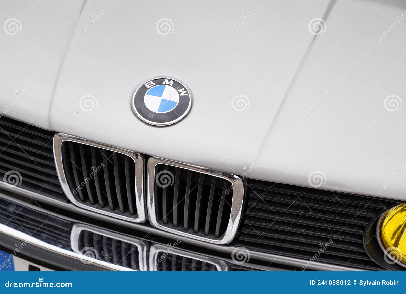 https://thumbs.dreamstime.com/z/bordeaux-aquitaine-france-bmw-logo-brand-text-logo-sign-old-timer-vintage-retro-front-car-hood-face-bordeaux-aquitaine-241088012.jpg