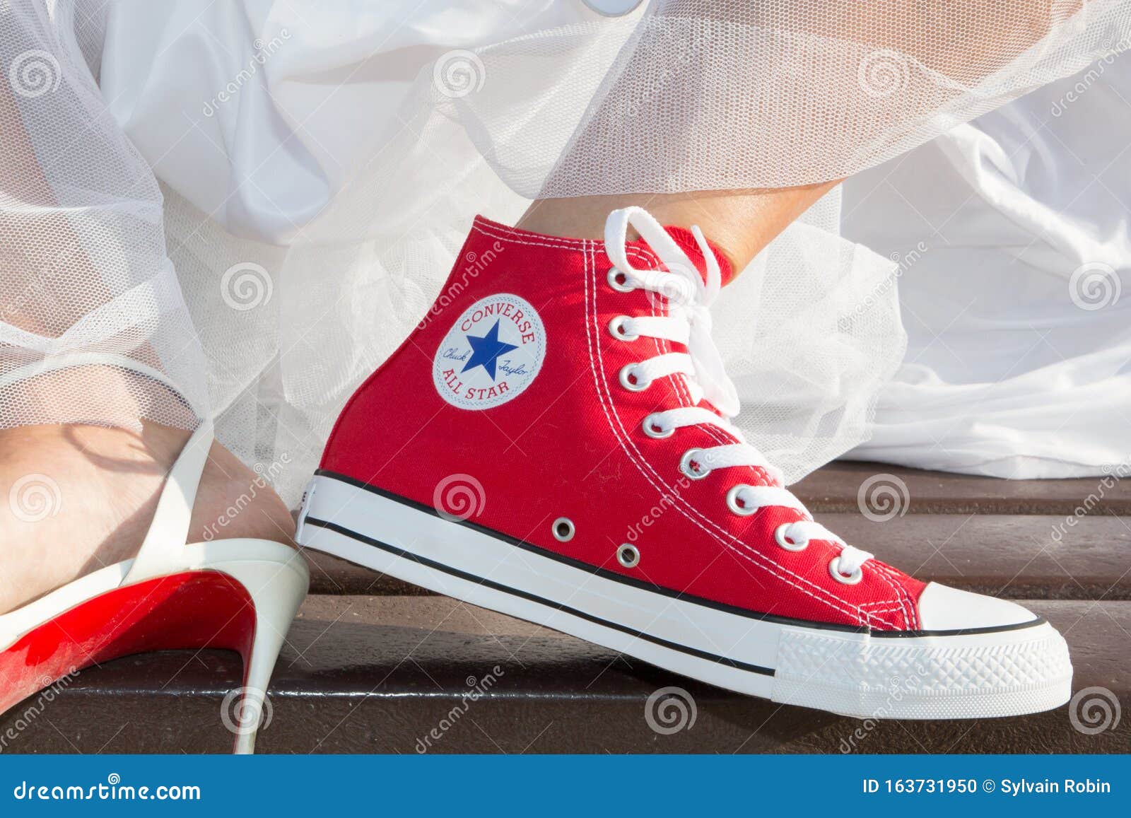 red converse on feet