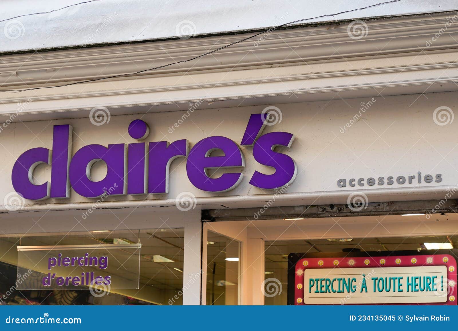 Why You Should Shop at Claire's in 2022