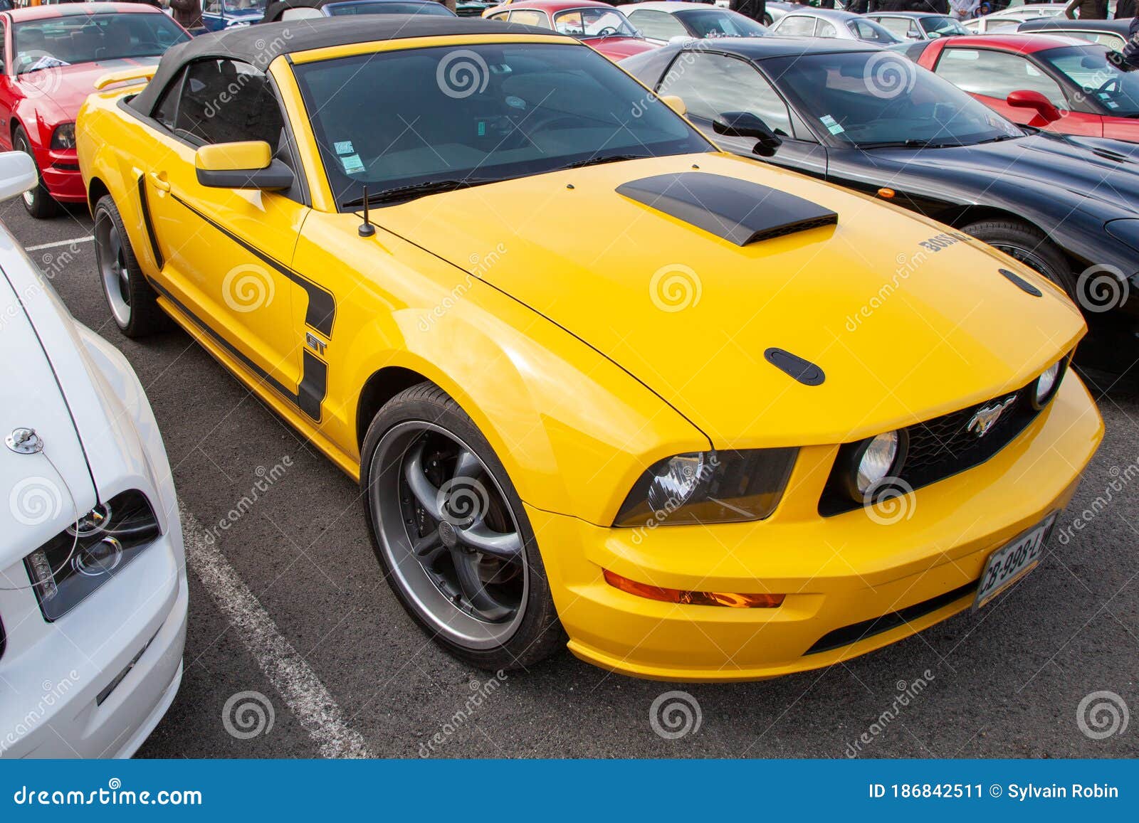 Bordeaux Aquitaine France 06 14 2020 : Ford Mustang Carro Da