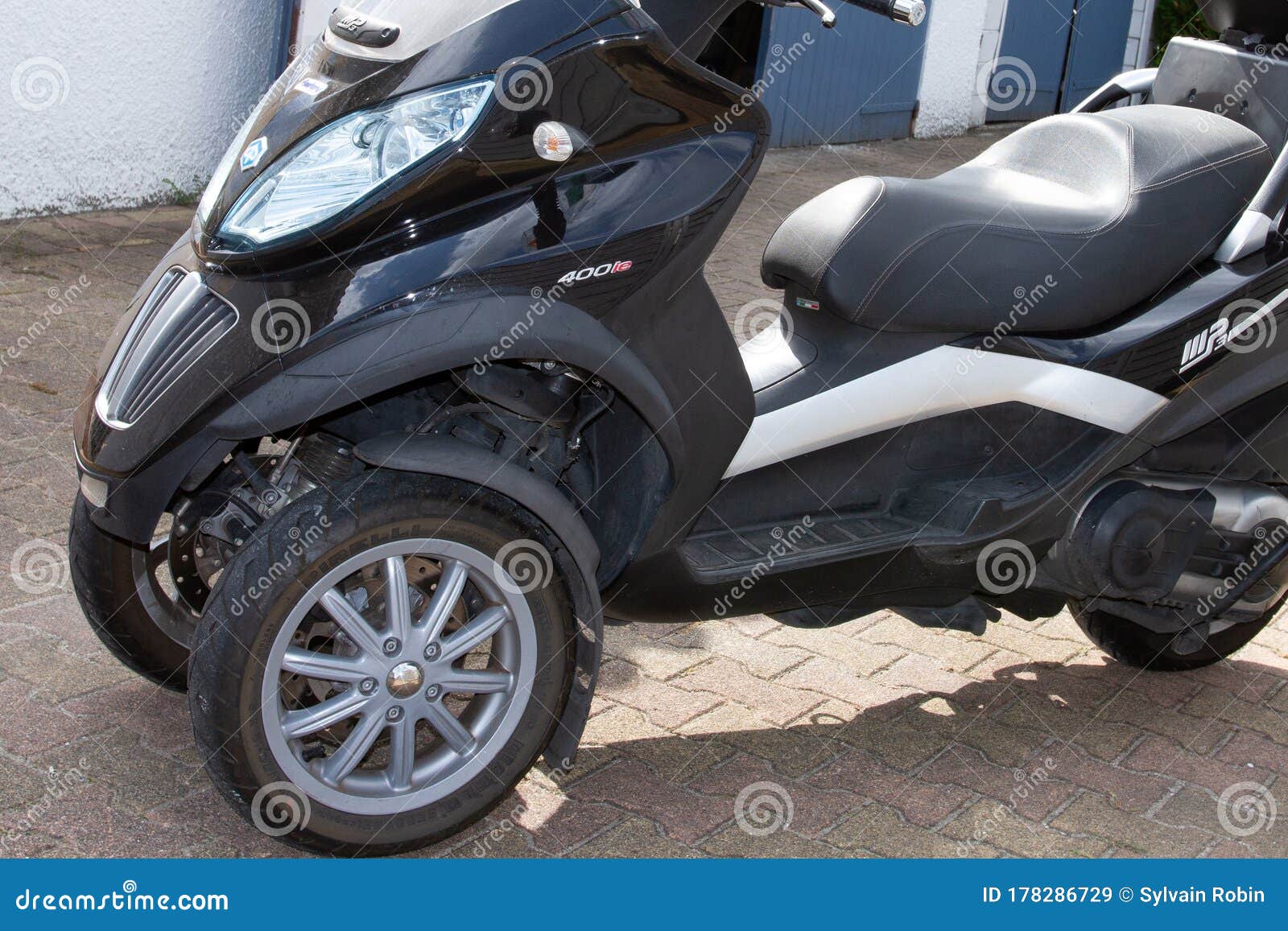 Geestelijk overdracht Graden Celsius Bordeaux , Aquitaine / France - 03 30 2020 : Piaggio Three Wheels Motorcycle  MP3 Detail Scooter Editorial Stock Image - Image of model, front: 178286729