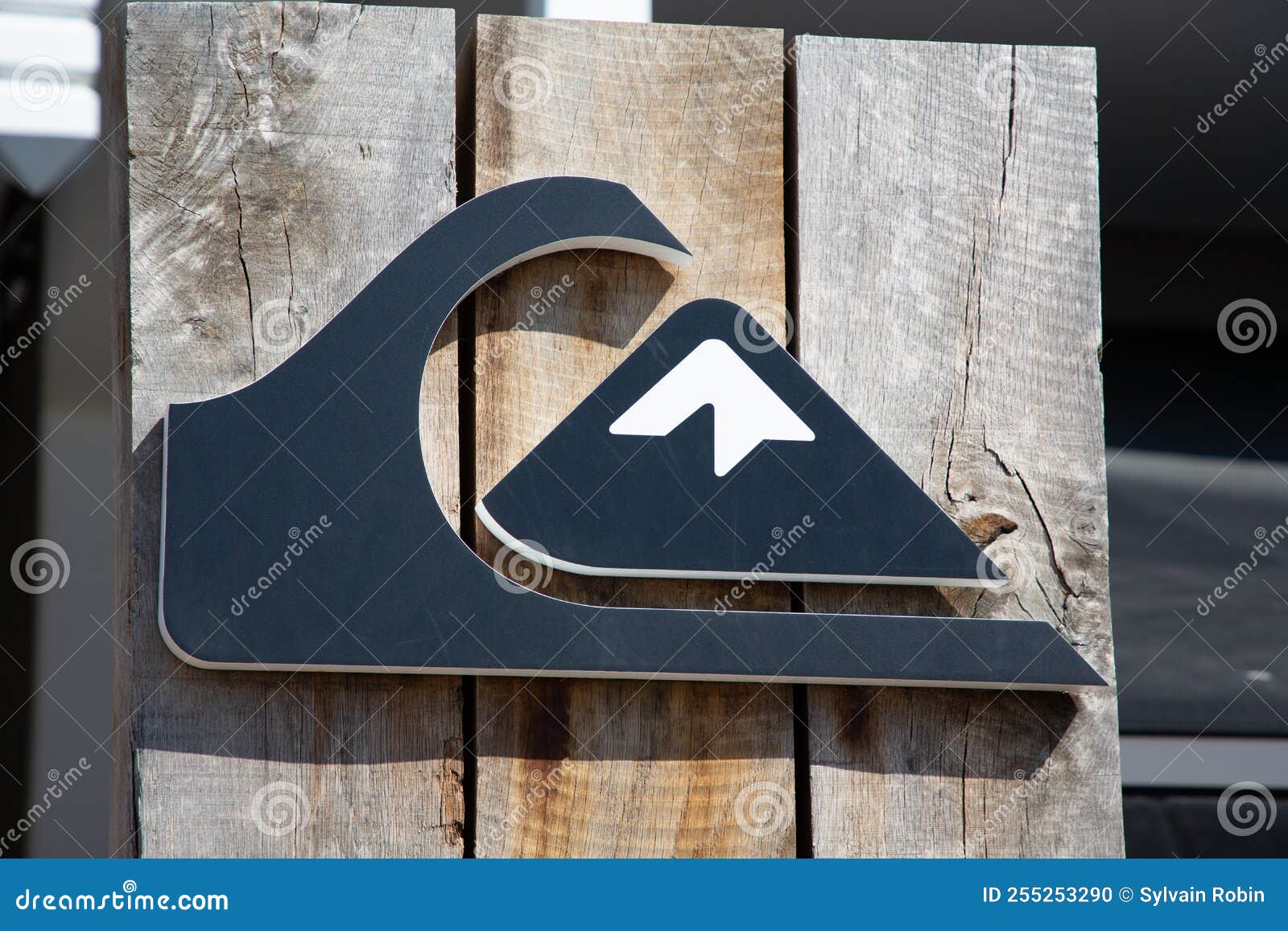 optillen weigeren klem Quiksilver Logo Sign and Brand Text on Wall Store Facade Clothing Shop Surf  Board Editorial Image - Image of clothing, city: 255253290