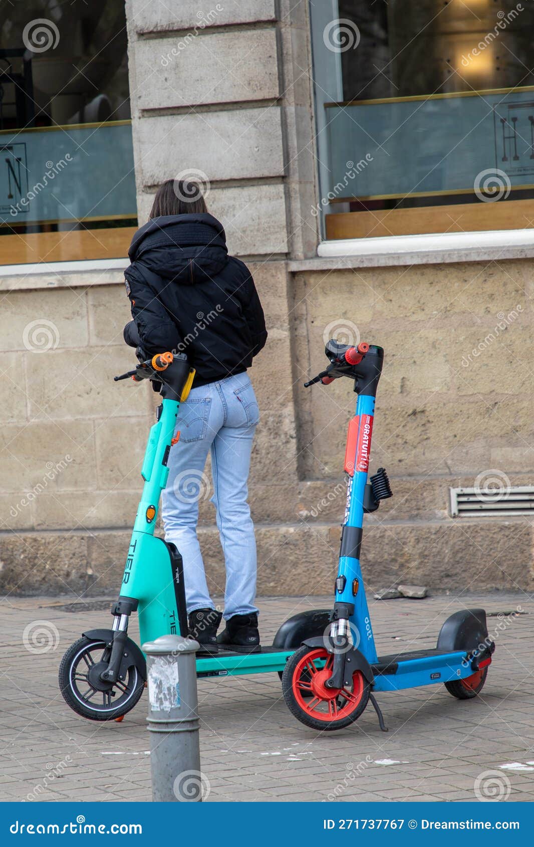 tage ned ingeniør Forstad 255 Tier Scooter Stock Photos - Free & Royalty-Free Stock Photos from  Dreamstime
