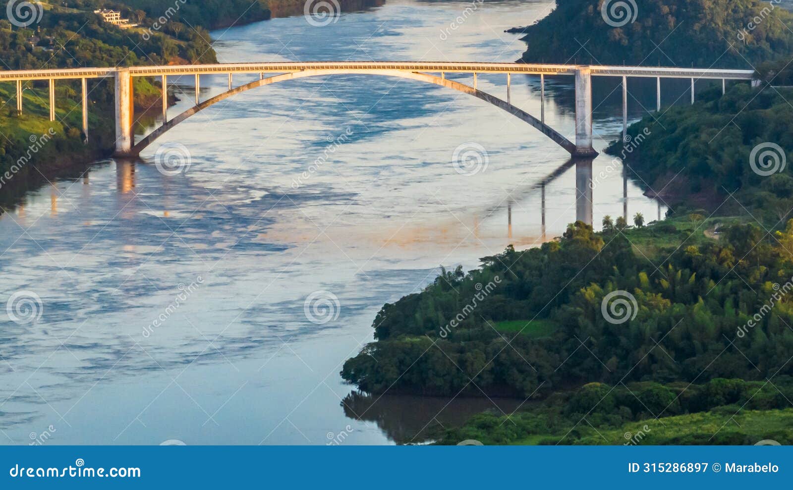 border between brazil and paraguay and connects foz do iguacu to ciudad del este. ponte da amizade in foz