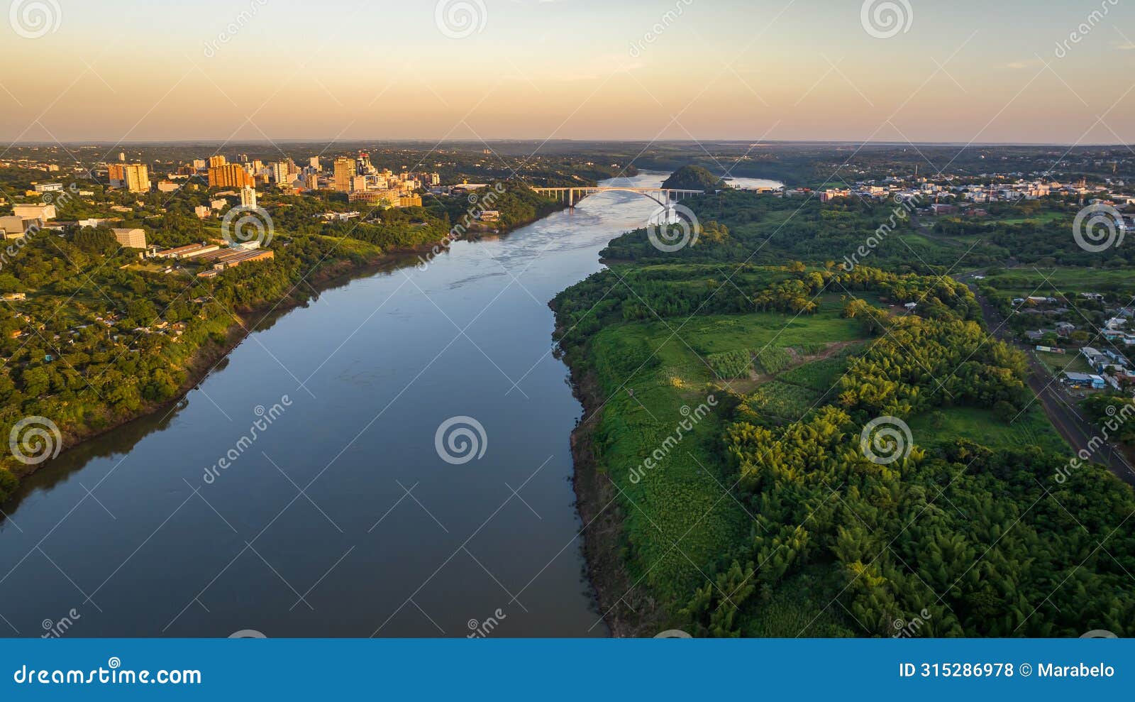 border between brazil and paraguay and connects foz do iguacu to ciudad del este. ponte da amizade in foz