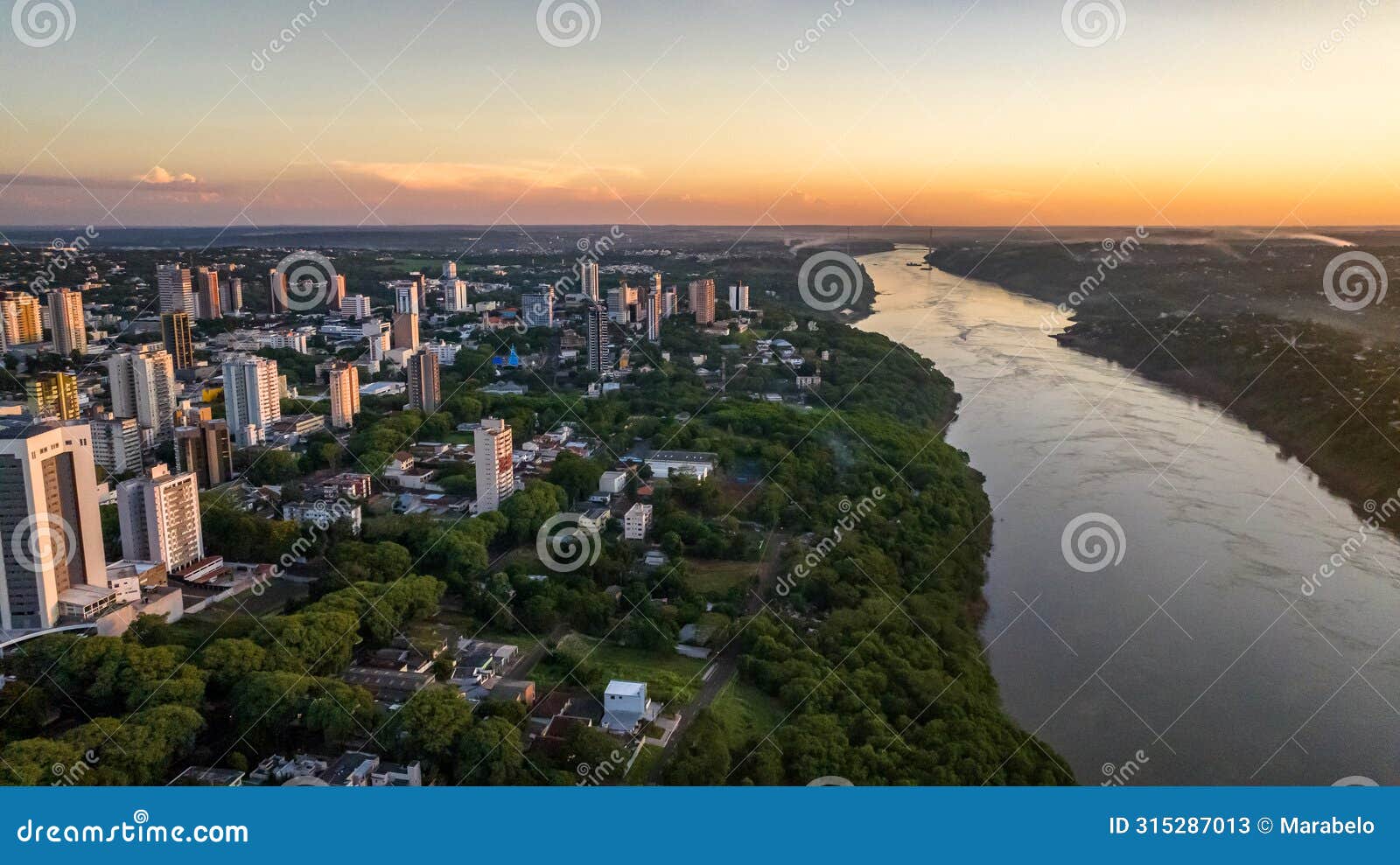 border between brazil and paraguay and connects foz do iguacu to ciudad del este. ponte da amizade in foz