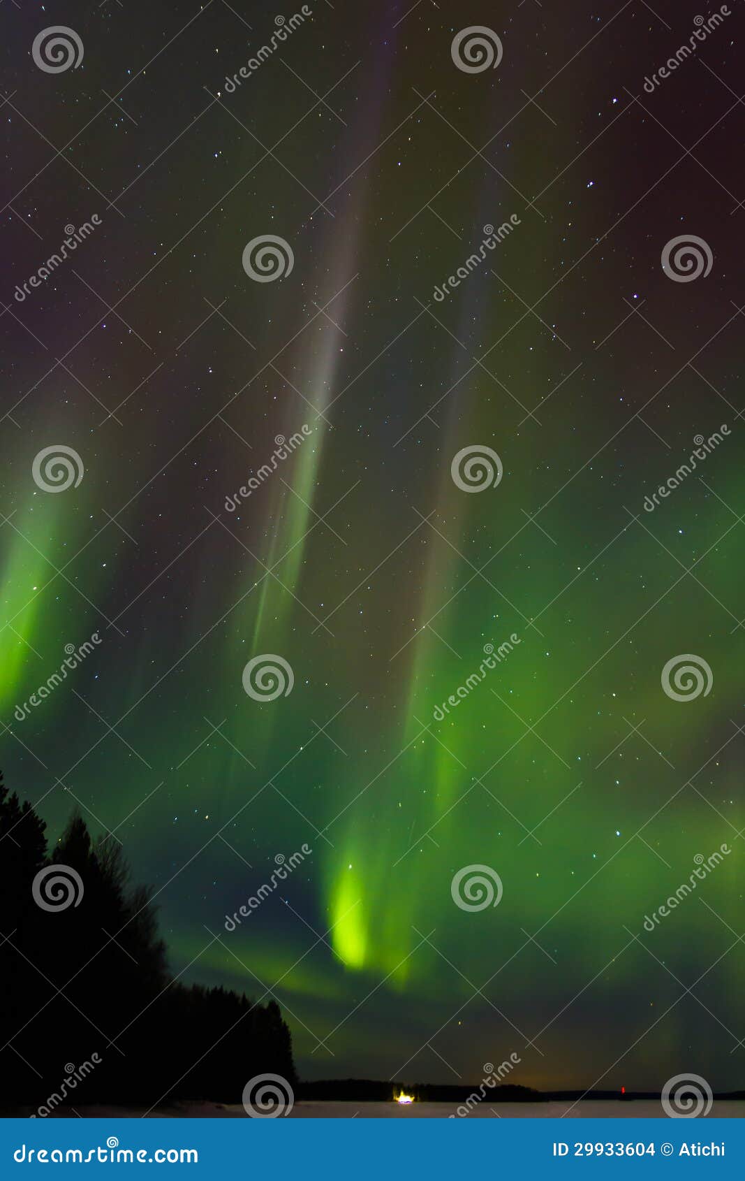 Auroras sobre el lago 9. 17.03.2013 Borealis muy fuertes de la aurora en Jyväskylä, Finlandia. Fuera de era -20 cent3igrado y el cielo estaba claro.