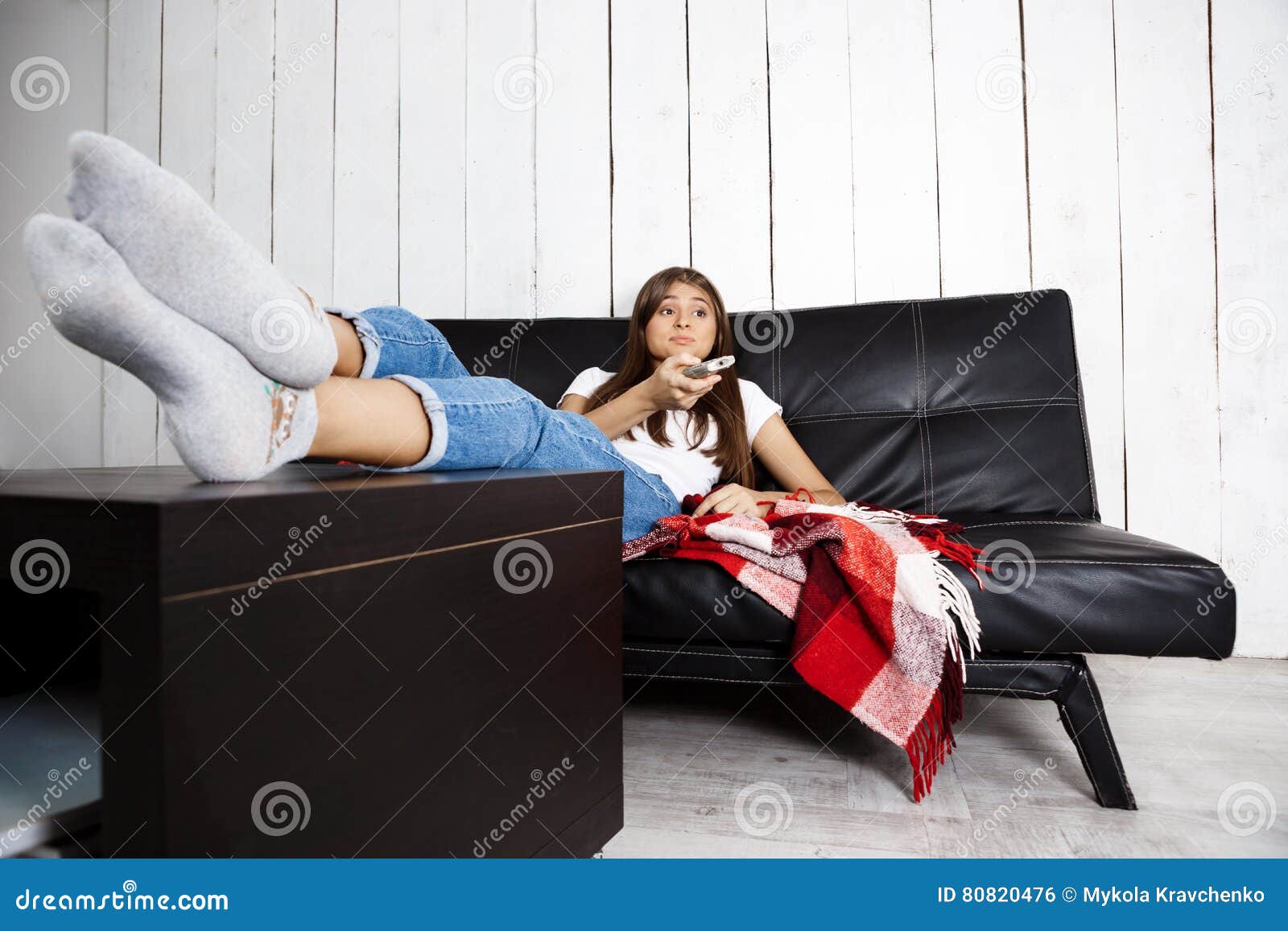 Уже на диване давно. Девушка лежит на диване. Девушка сидит на диване дома. Девушки в носках на диване. Усталая женщина на диване.