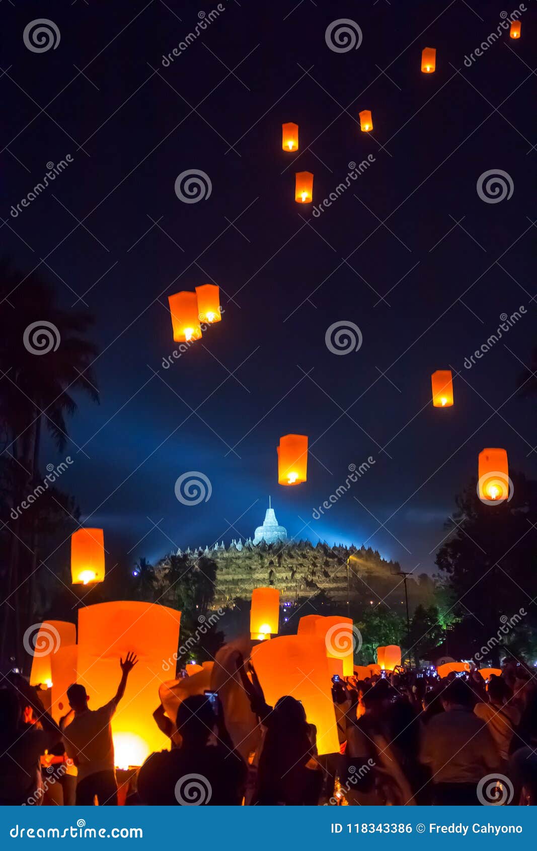 BOROBUDUR, il 29 maggio 2018: Lanterna che sorvola stupa del tempio di Borobudur Waisak/Vesakha/Vesak