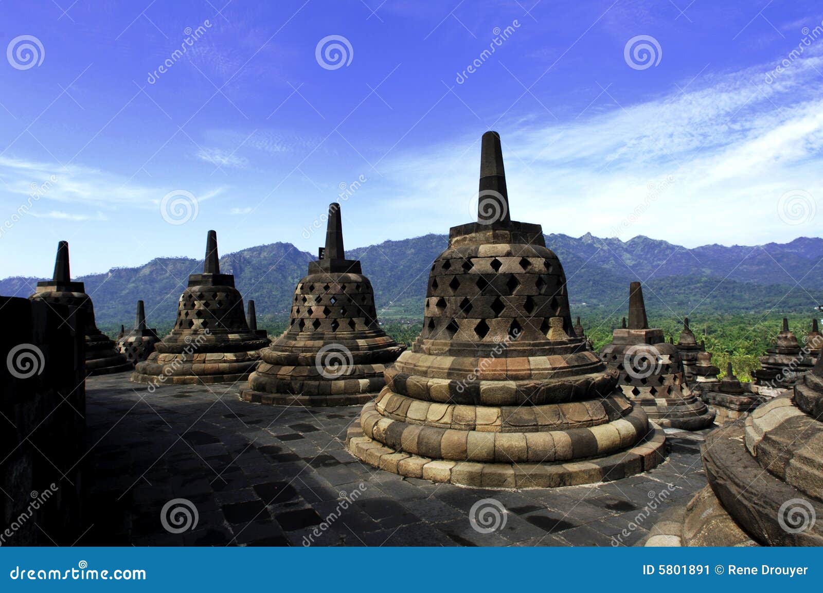 Borobudur Java Indonesia środkowej świątyni. 9 borobudur wieku Java Indonesia dłoni mahayana centralna dziurkował kilku głównych świątyni stupas świątyni