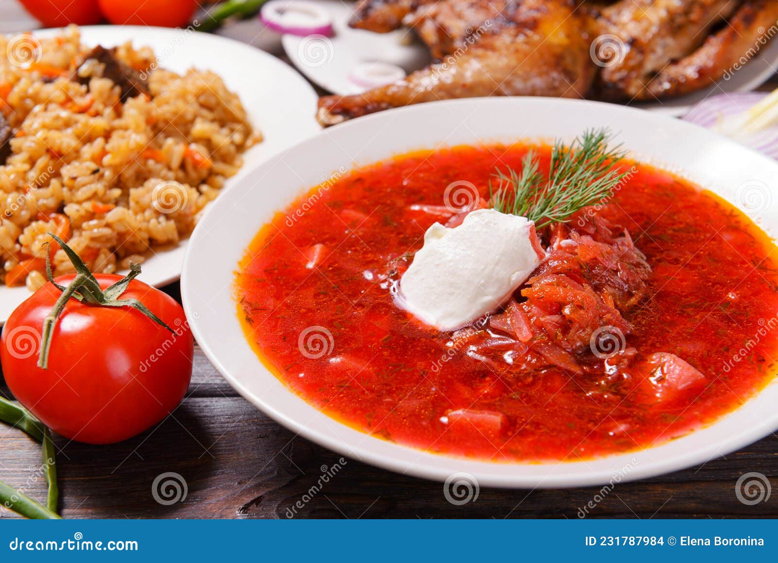 Borschtsch Mit Saurer Creme Und Dill in Weißer Tomate Stockfoto - Bild ...