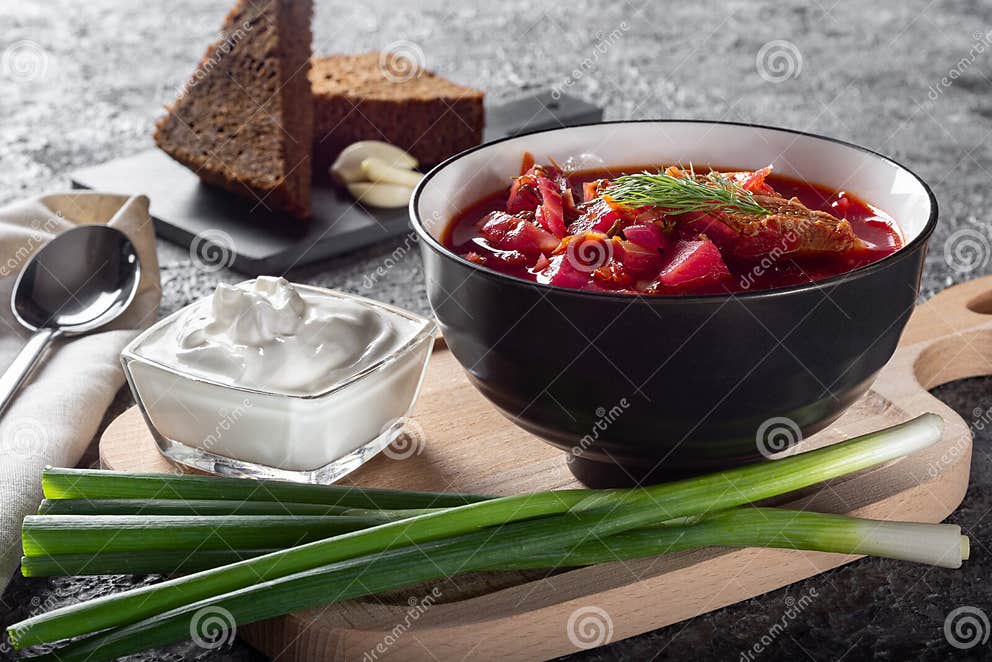 Borschtsch. Ukrainische Suppe. Die Rote Suppe. Borscht Mit Sahne- Und ...