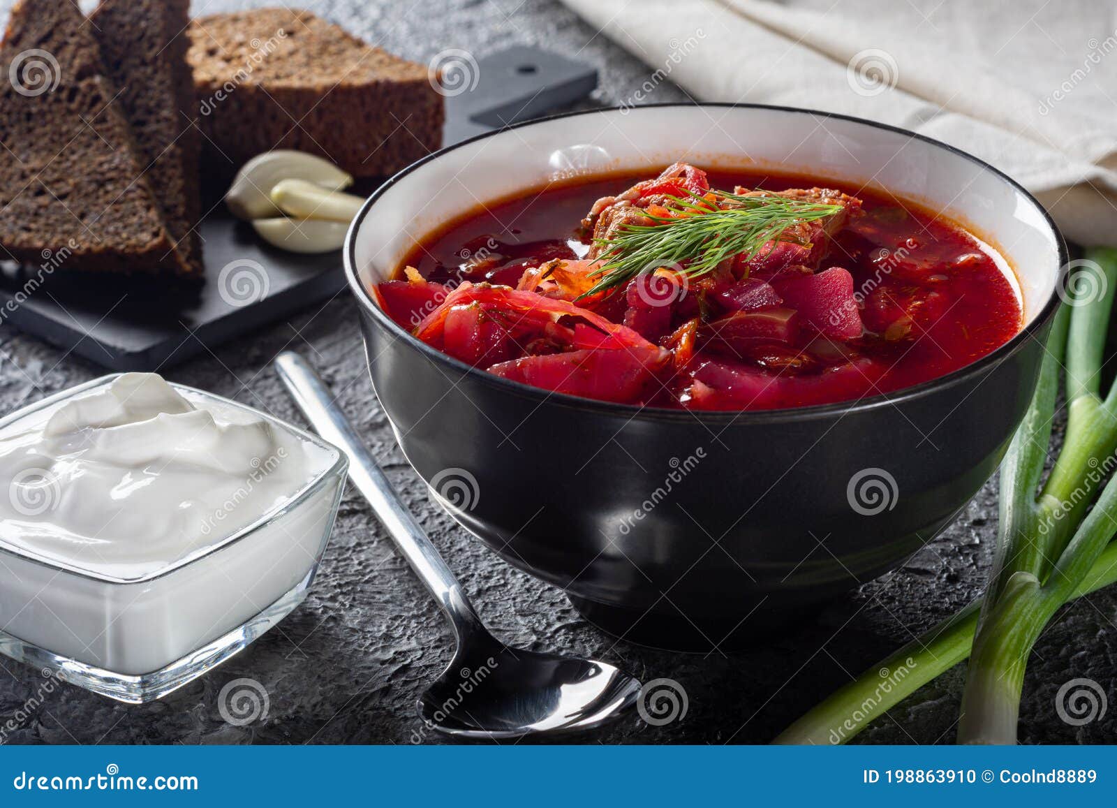 Borschtsch. Ukrainische Suppe. Die Rote Suppe. Borscht Mit Sahne- Und ...