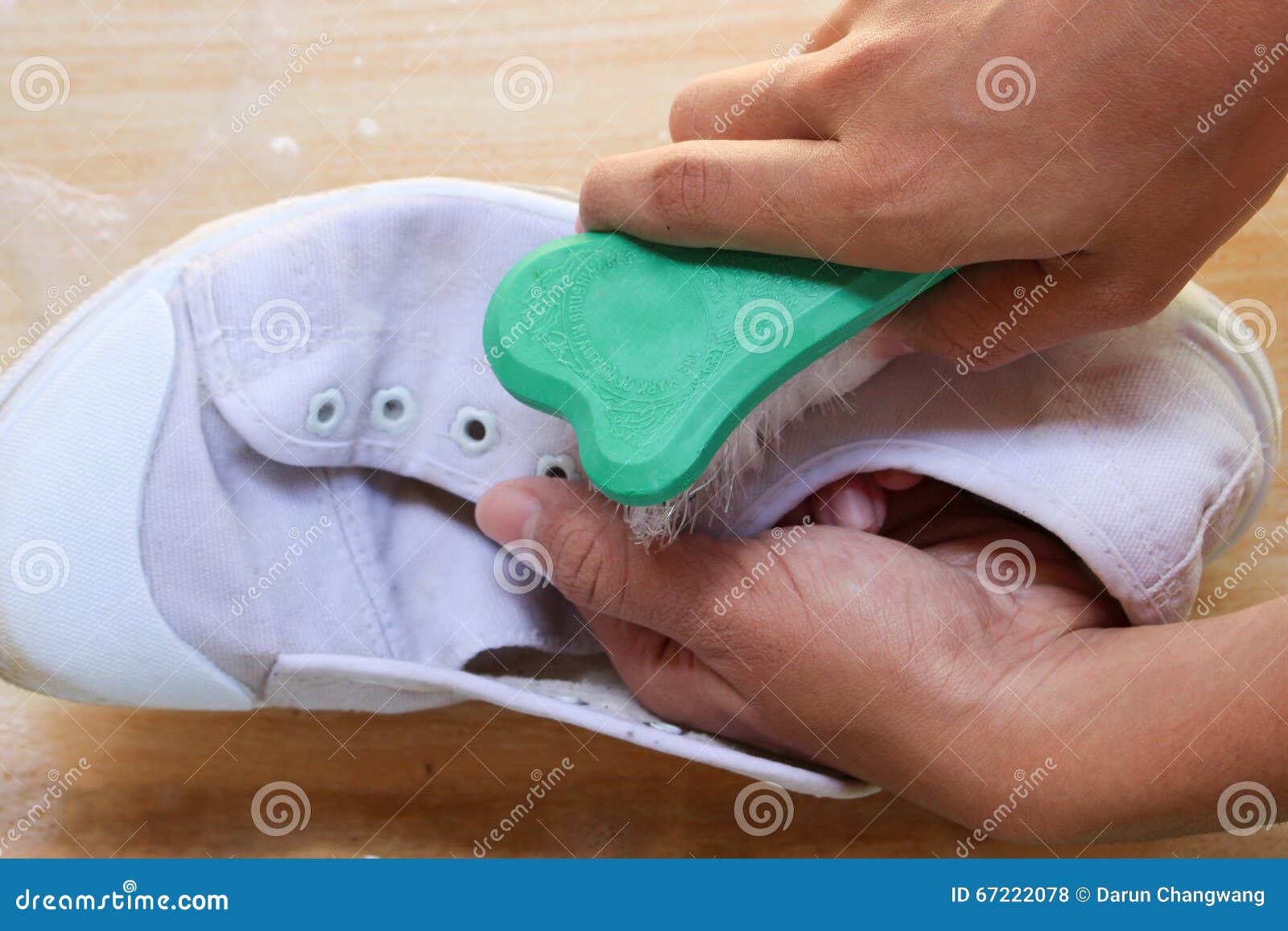 Borsta skor med handen arkivfoto. Bild av hand, tvätt 67222078 Borsta skor med handen arkivfoto. Bild av hand, tvätt 67222078