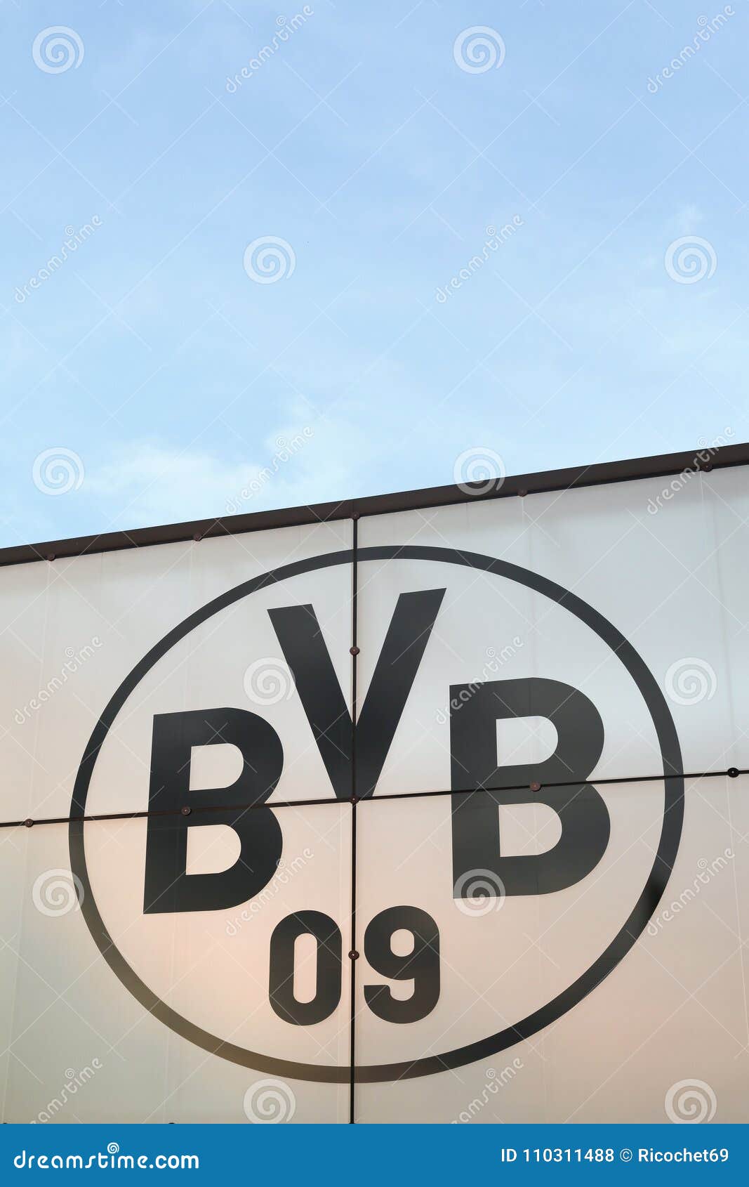Borussia Dortmund Logo Auf Einer Wand Redaktionelles Stockfoto Bild Von Wand Dortmund