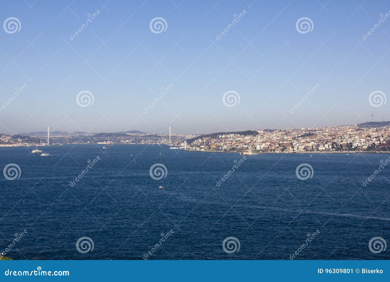 Bosphorus cieśnina, Turcja. Bosphorus, turecczyzna: BoÄŸaziÃ§i jest przesmykiem, naturalnym cieśniną i międzynarodowo znaczącym drogą wodną lokalizować w północno-zachodni Turcja, Ja tworzy część, oddziela azjata Turcja od europejczyka Turcja, i Europa i Azja kontynentalna granica między Światowa ` s wąska cieśnina używać dla międzynarodowej nawigaci Bosphorus łączy Czarnego morze z morzem Marmara Dardanelles Egejskiego i morza śródziemnomorskie rozszerzeniem przez,