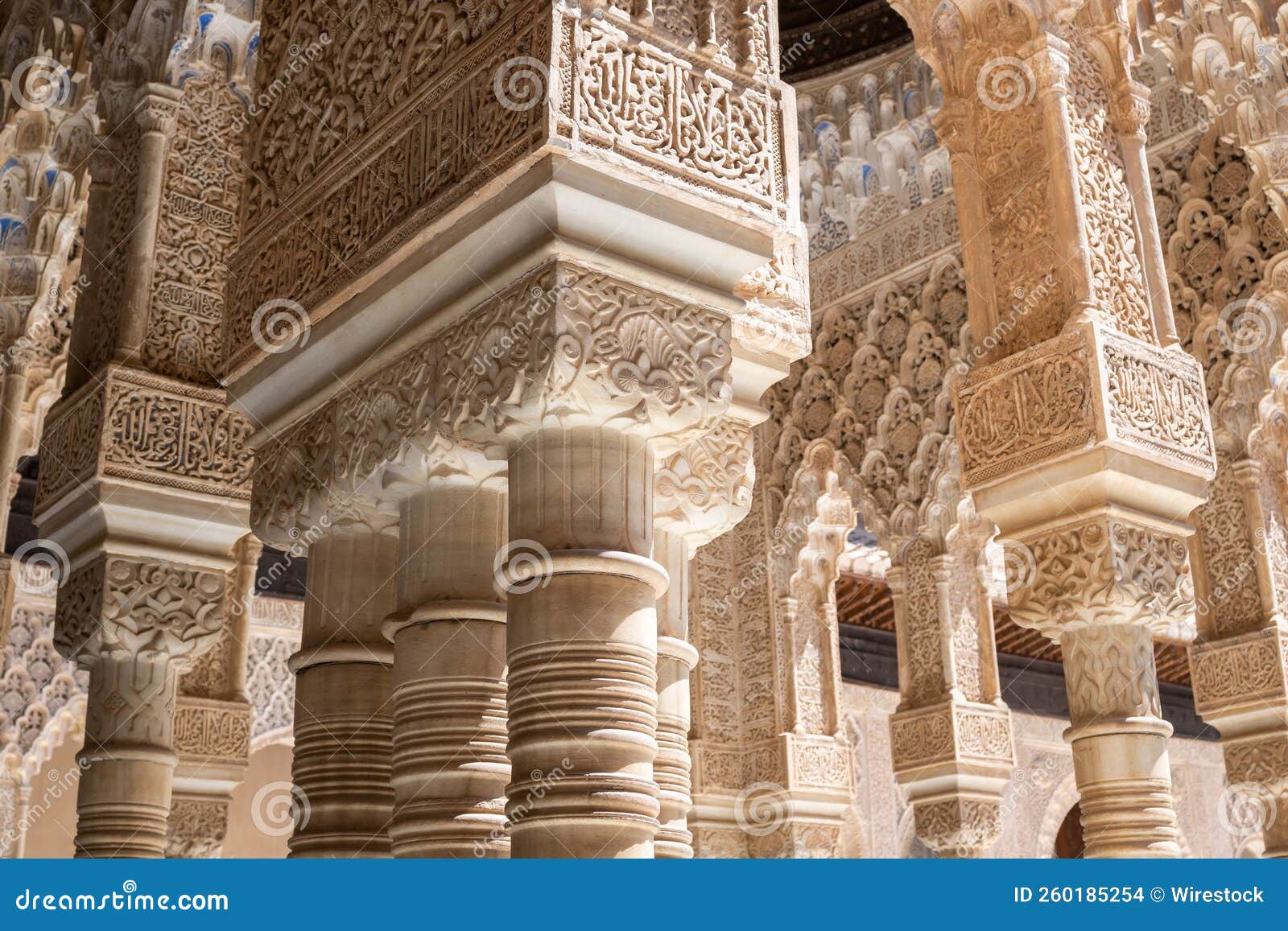 bosque de columnas de arte ÃÆÃÂ¡rabe nazarÃÆÃÂ­ en el templete oeste d