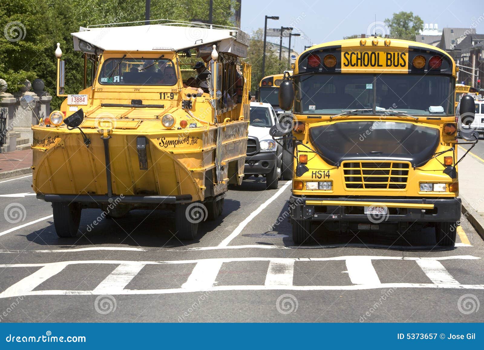 Turneul de rață Boston 7. Boston Man 29 mai 2008 : rațe din Boston tururi de rață convertite în Wii era dukw amphibious transport lângă un autobuz școlar galben.