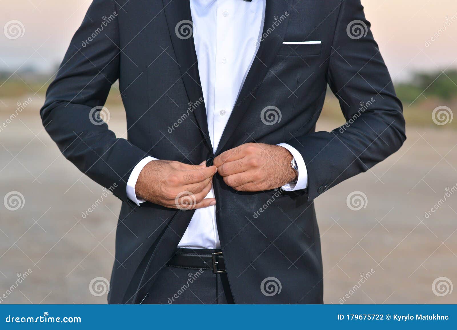 Botón Correcto En Las Manos De La Chaqueta Armario Vestidor Estilo Elegante Hombre. Estilo De Lujo De Negocios. Joven Elegante Y G Foto de archivo - Imagen de protuberancia, color: 179675722 Botón Correcto En Las Manos De La Chaqueta Armario Vestidor Estilo Elegante Hombre. Estilo De Lujo De Negocios. Joven Elegante Y G Foto de archivo - Imagen de protuberancia, color: 179675722