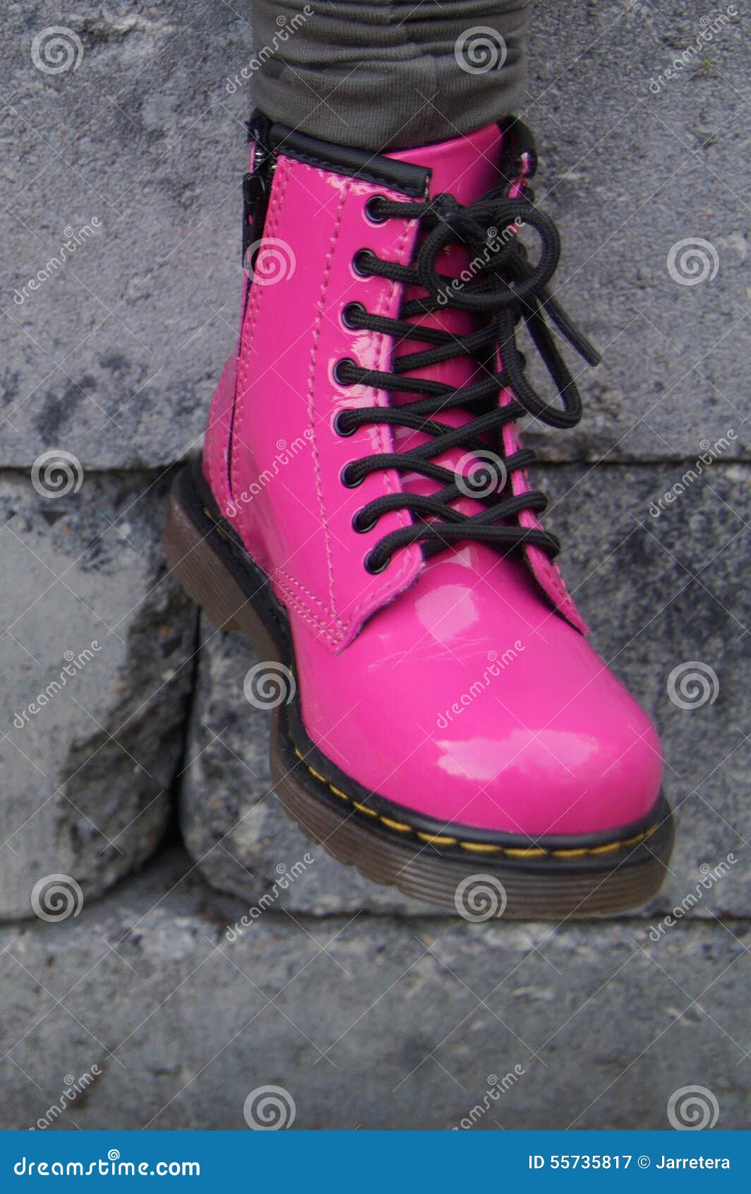 Botas Alternativas Punkyes De La Muchacha O De La Mujer - Zapatos Rosados Imagen de archivo Imagen de rosa, zapato: 55735817