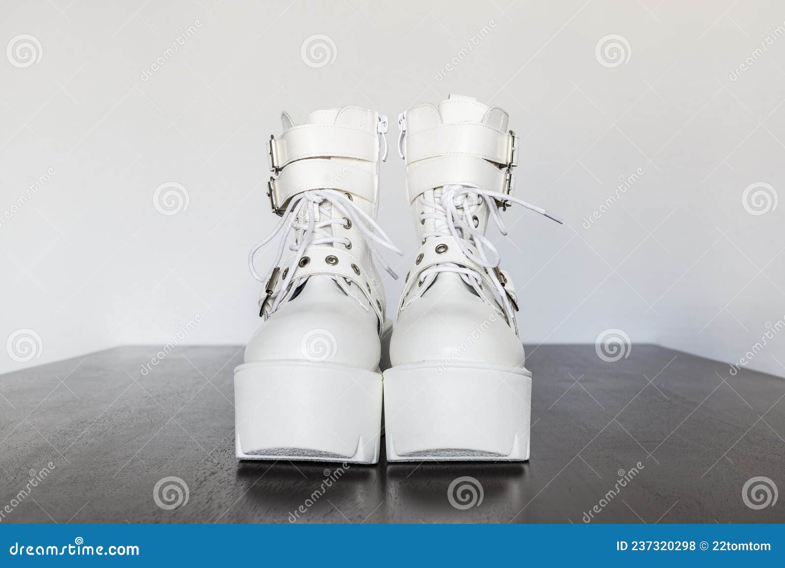 Botas Blancas De Plataforma Hebillas Y Cordones Foto de archivo - Imagen zapato: 237320298