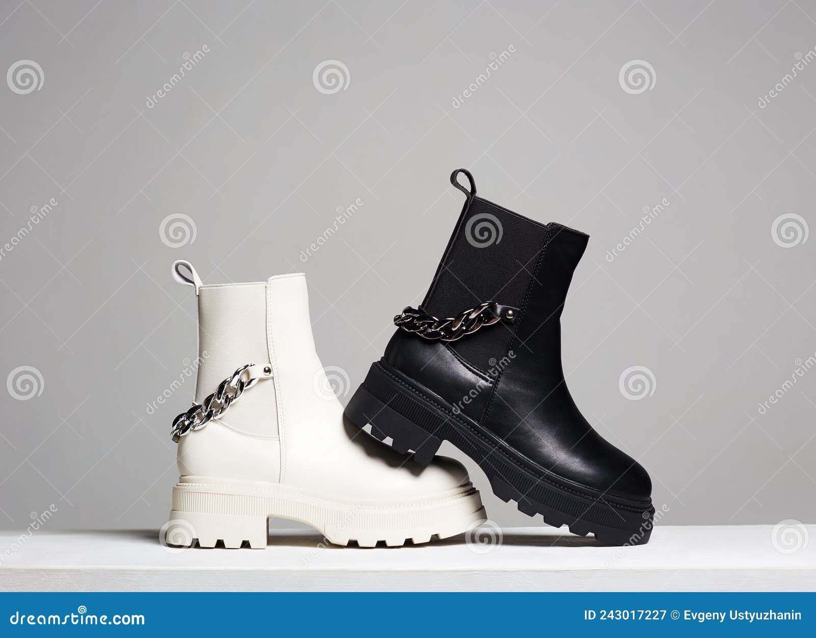 simbólico guapo Disciplina Botas Blancas Y Negras Con Cadena. Zapatos De Moda Todavía Por Vida Imagen  de archivo - Imagen de inconformista, comodidad: 243017227