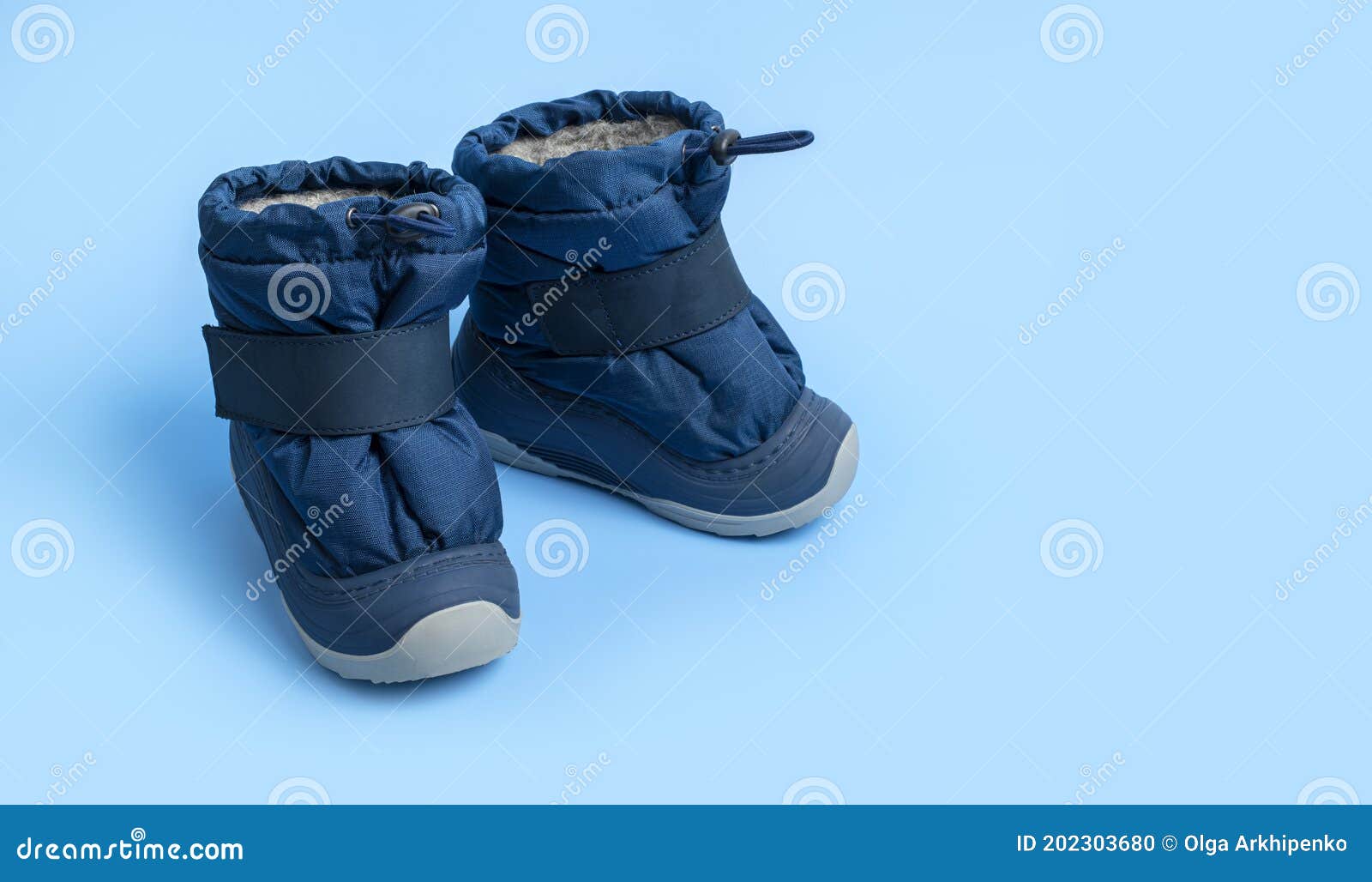 Botas Cálidas Azules De Invierno Recién Nacidos Con Fondo Azul Claro Espacio De Puesta Plano. Niños Zapatos Pequeños. Tela Foto de - Imagen de ropa: 202303680