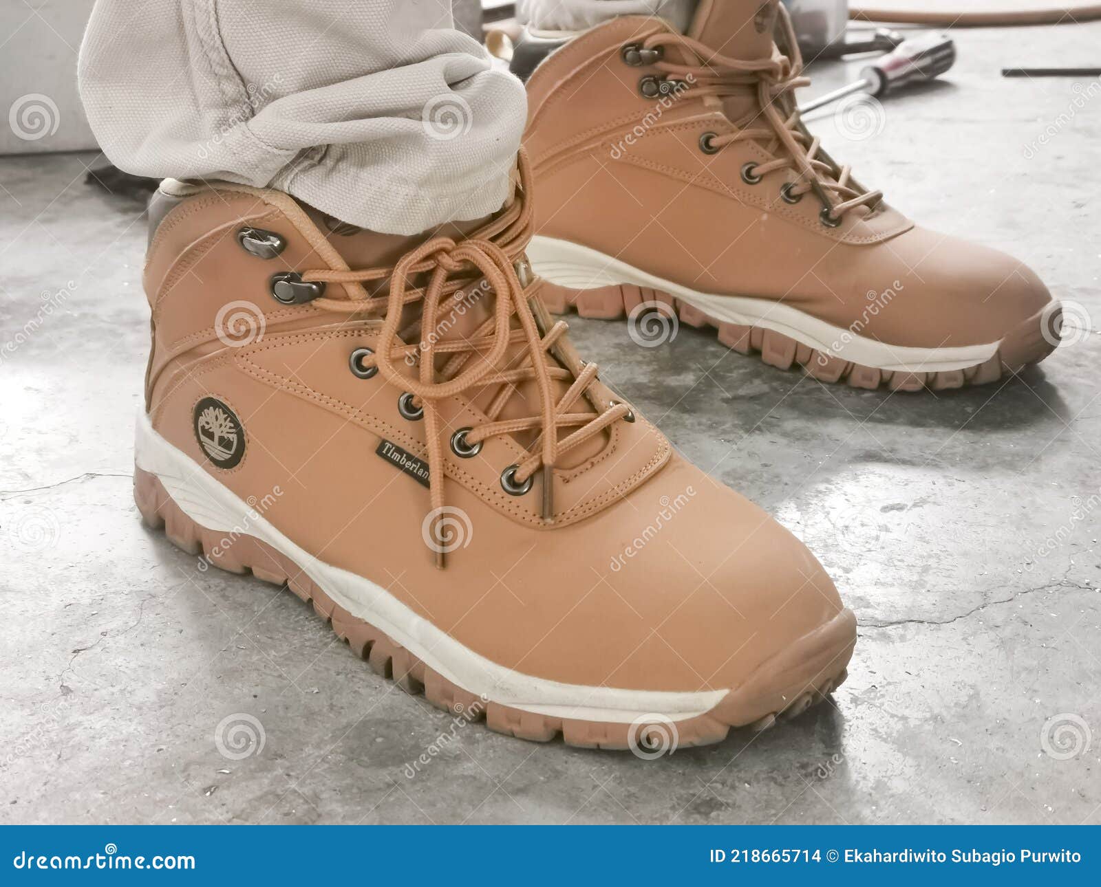 Botas De Corte Alto Em Timberland. Imagem de Stock Editorial