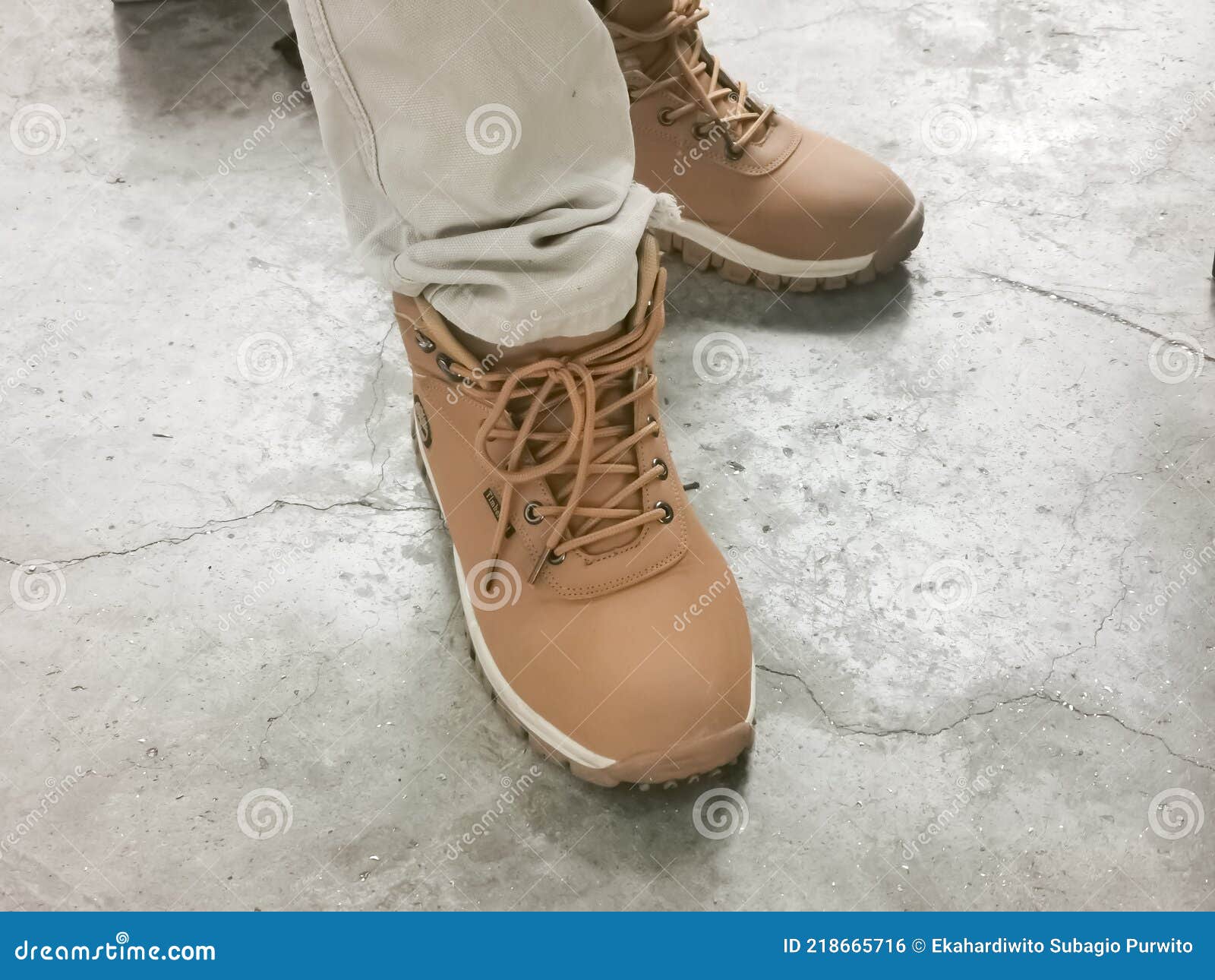 Botas De Alto Em Timberland. Foto - de fundo, moderno: 218665716