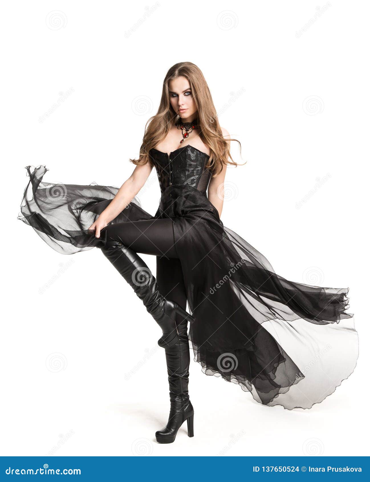 Botas De Cuero De Black Corset Dress Del Modelo De Moda, Mujer Hermosa En El Vestido Gótico, Blanco Foto de archivo - Imagen de fashionable, elegancia: 137650524 Botas De Cuero De Black Corset Dress Del Modelo De Moda, Mujer Hermosa En El Vestido Gótico, Blanco Foto de archivo - Imagen de fashionable, elegancia: 137650524