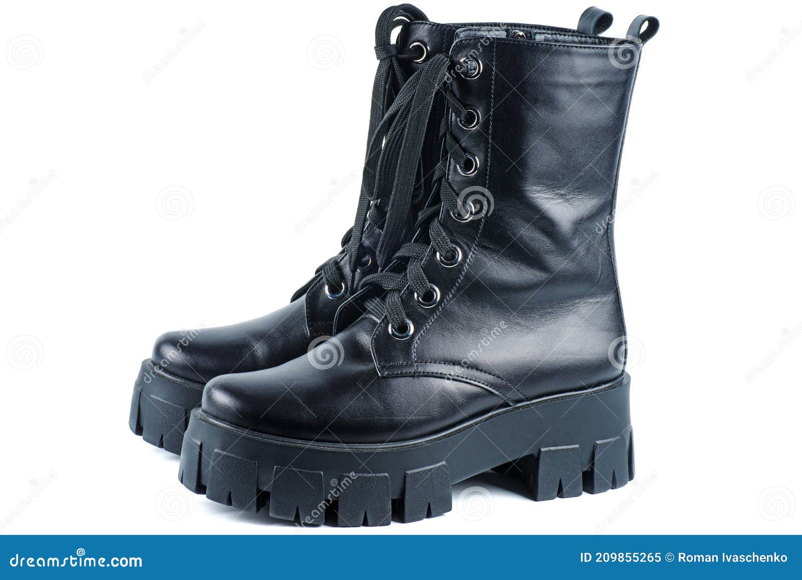 Botas De Cuero Negro . Zapatos De Moda Mujer De Cuero Negro. Botas Estilo Militar Para Mujer Imagen de archivo Imagen de oscuro, aislado: 209855265