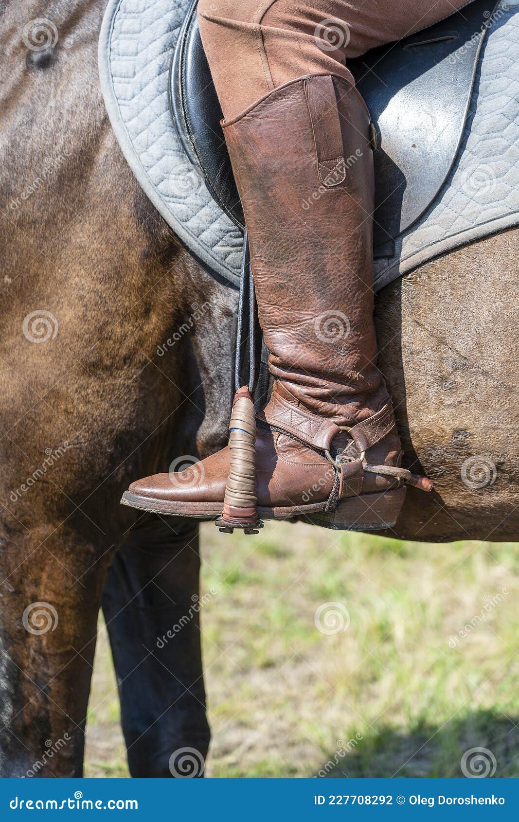 Botas De Equitación De Jockey En El Arranque. Hombre Montando Un