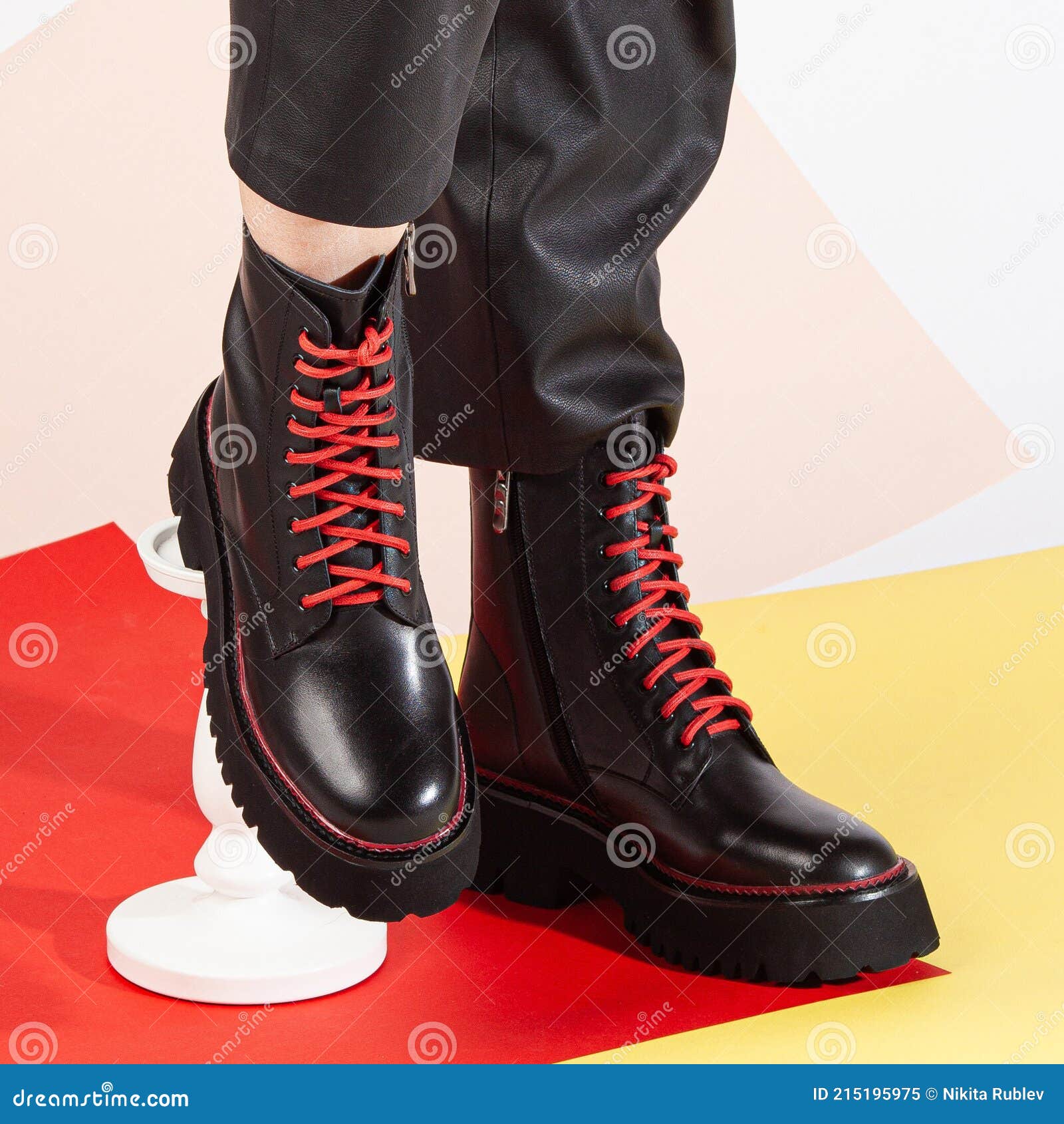 Botas De Mujer Zapatos Grandes Negros Cordones Rojos En Estudio Imagen de archivo - Imagen de moderno, encanto: 215195975