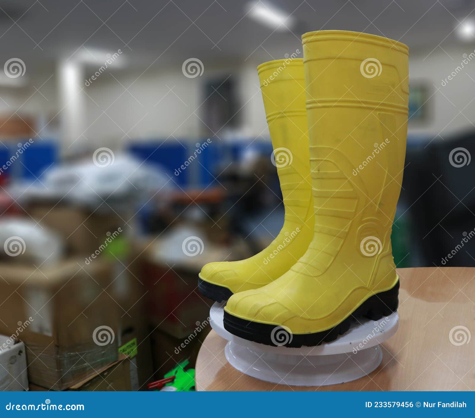 Botas De Amarillas Para Que Los Trabajadores Protejan Sus Pies De Accidentes De Trabajo Foto de archivo - Imagen de proteja, zapatos: