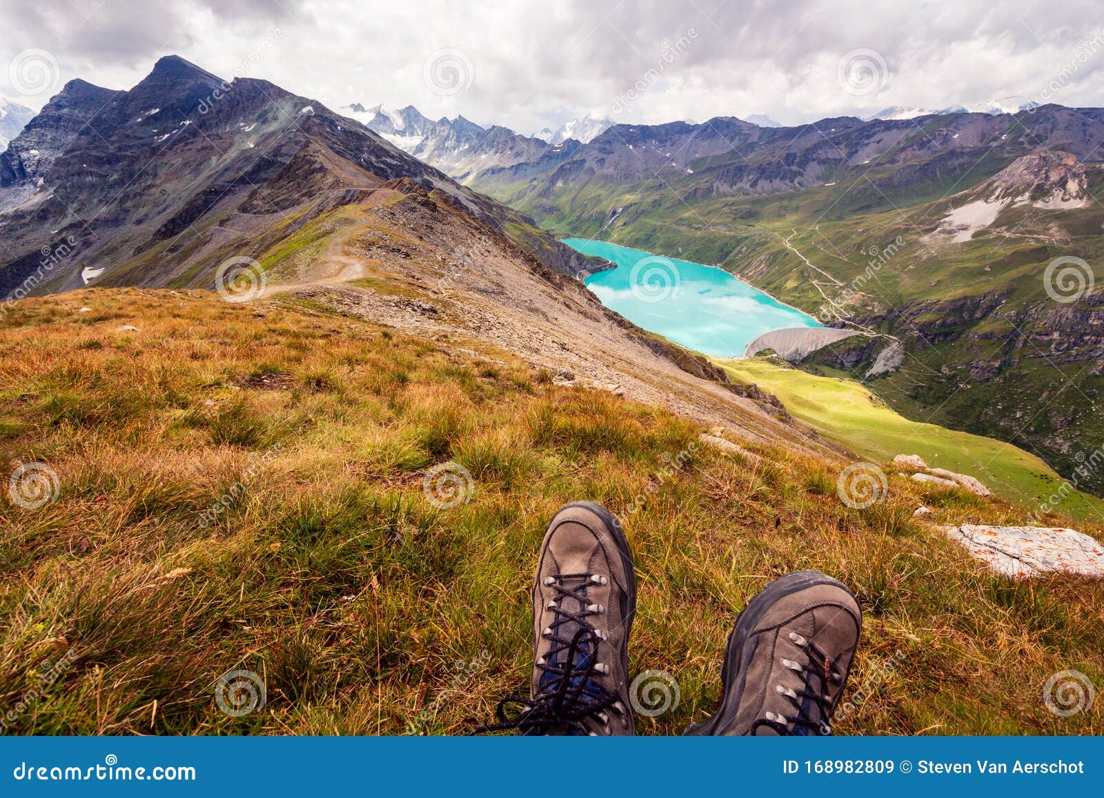 Botas De En La Cima De Una Montaña Imagen de archivo - Imagen de aventura, exterior: 168982809
