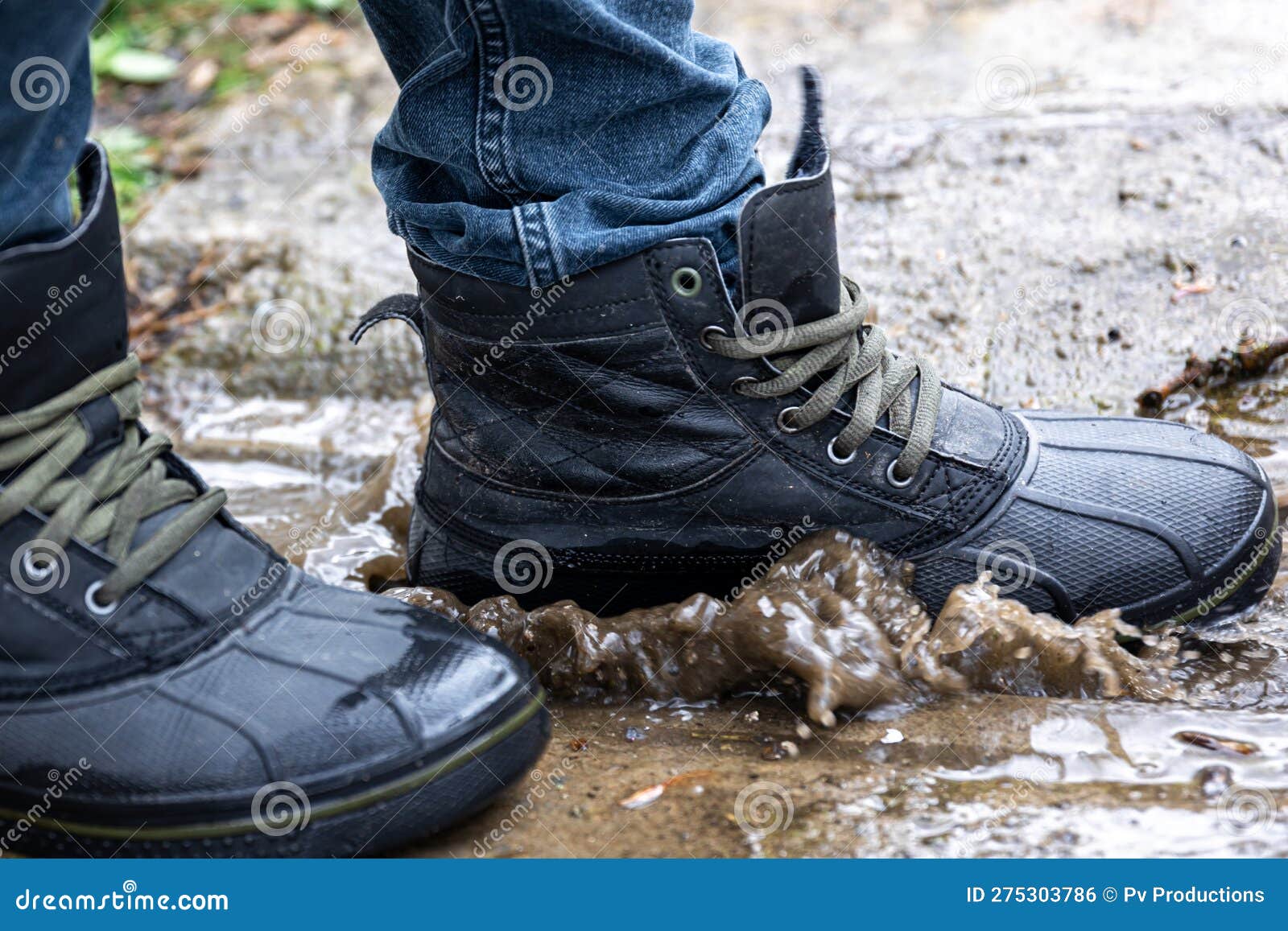 Botas Impermeables De Calidad Para El Cierre Del Mal Tiempo. Foto