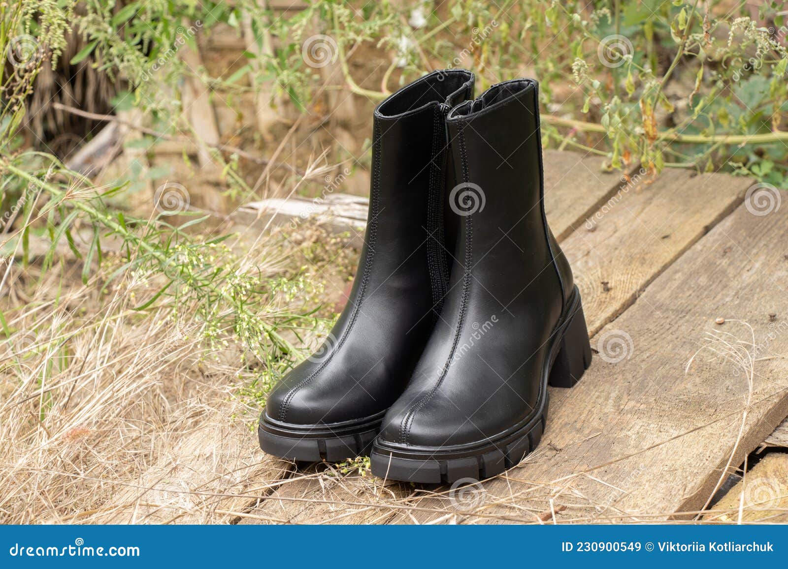 Botas Negras Altas, Com Solas Grossas, Ficam Em Madeira Mulheres Sapatos De  Inverno Imagem de Stock - Imagem de homem, densamente: 230900549