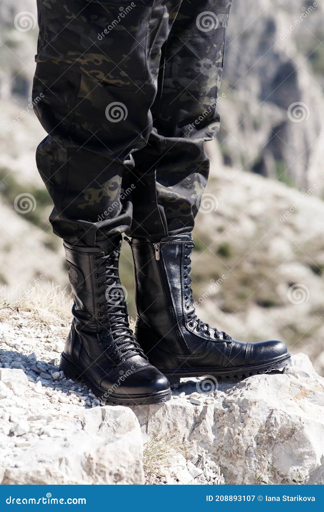 Botas Negras Con Cordones Unisex Pantalones Caqui Imagen de archivo - Imagen de calzado, ropa: 208893107