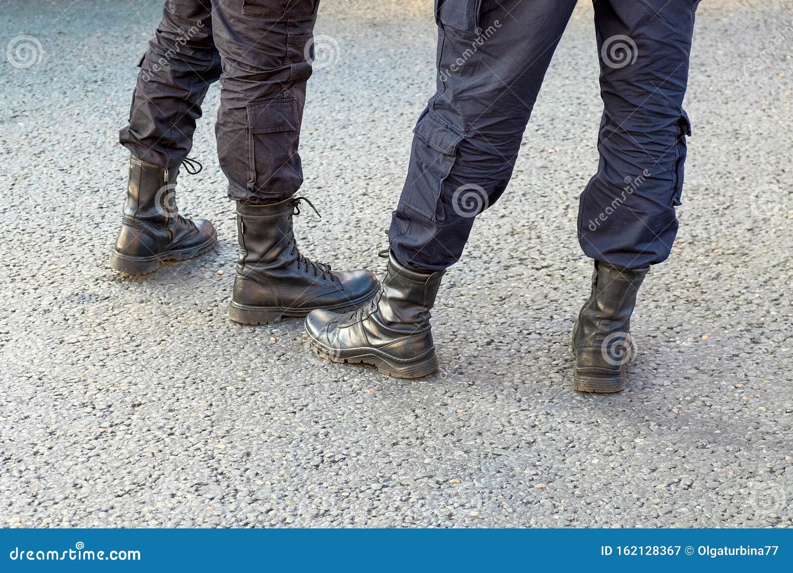 Botas Negras Do Alto Exército Uniformes Policiais Imagem de Stock - Imagem  de carregadores, armado: 162128367
