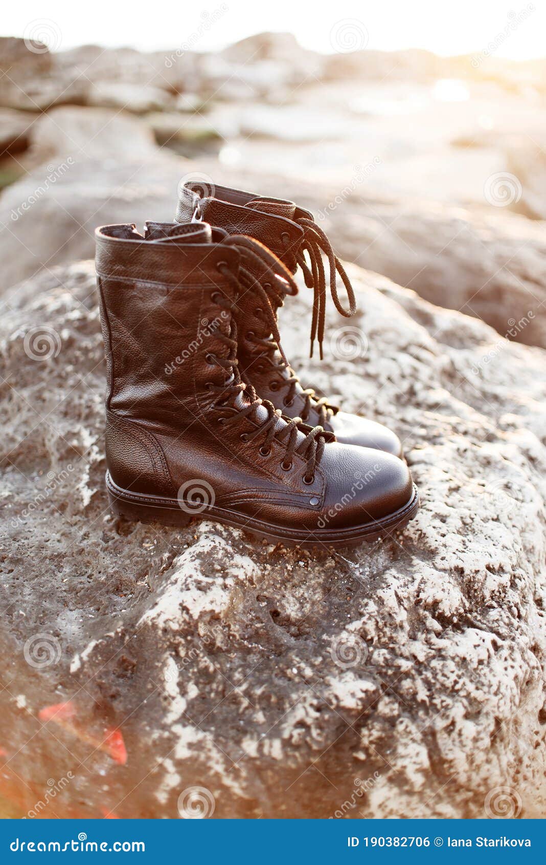 Botas Negras Do Exército Para Homens Em Cadarços Para Atividades Ao Ar  Livre Estão Sobre Um Fundo De Pedra Foto de Stock - Imagem de montanha,  fêmea: 190382706