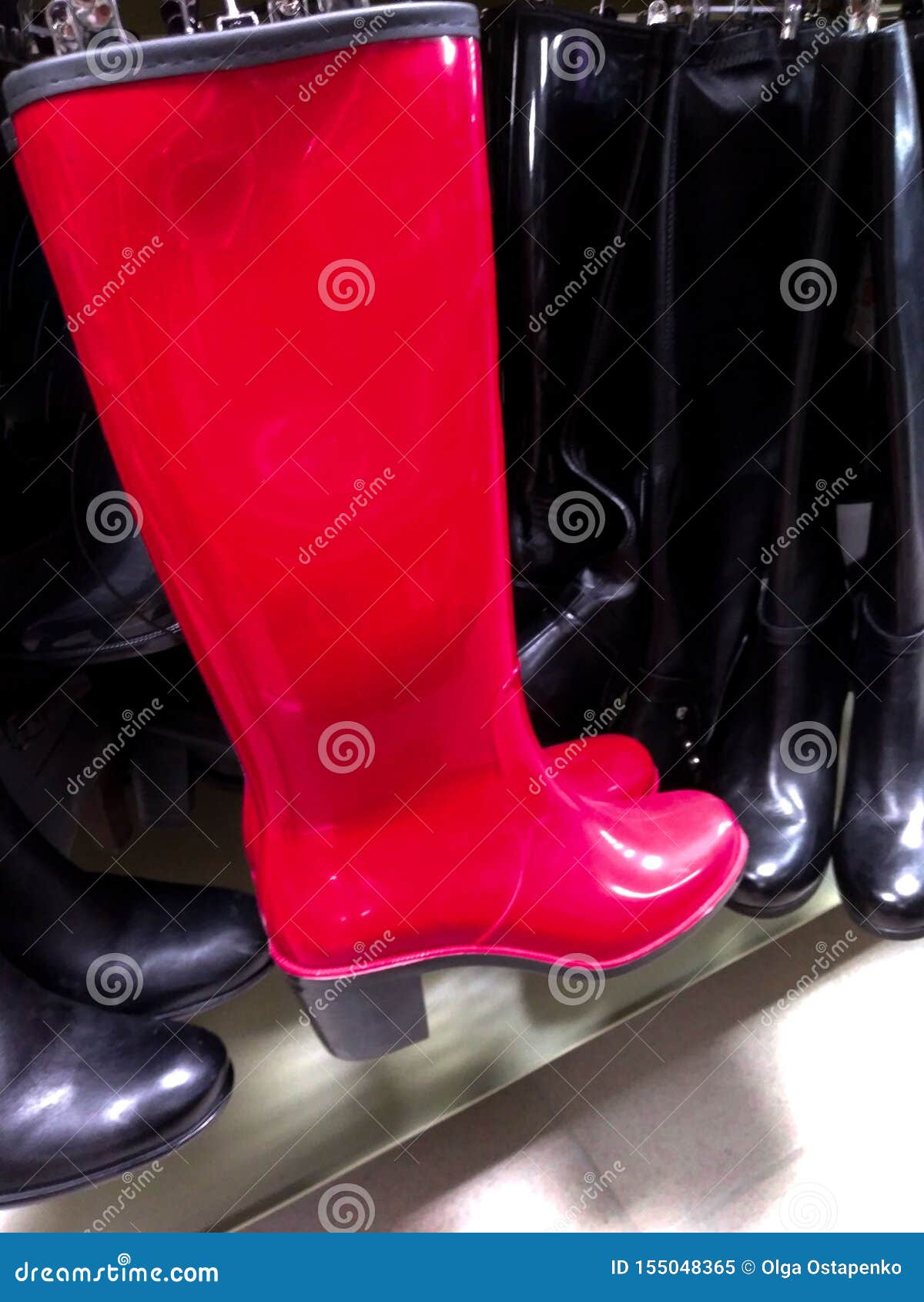 Botas Rojas De Goma De Las Mujeres Con Los Talones Para La Y El Tiempo Mojado Del Otoño Proteja Los Pies Contra El Agua Ve Imagen de archivo - Imagen de