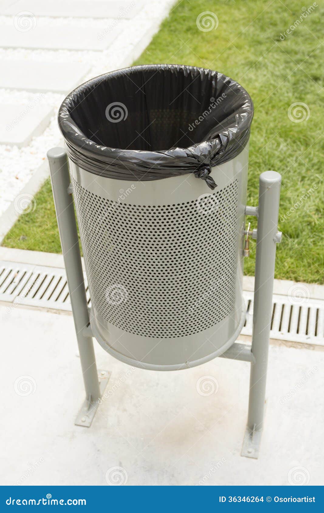 Bote De Basura Del Metal En El Parque Foto de archivo - Imagen de indigno, papelera: