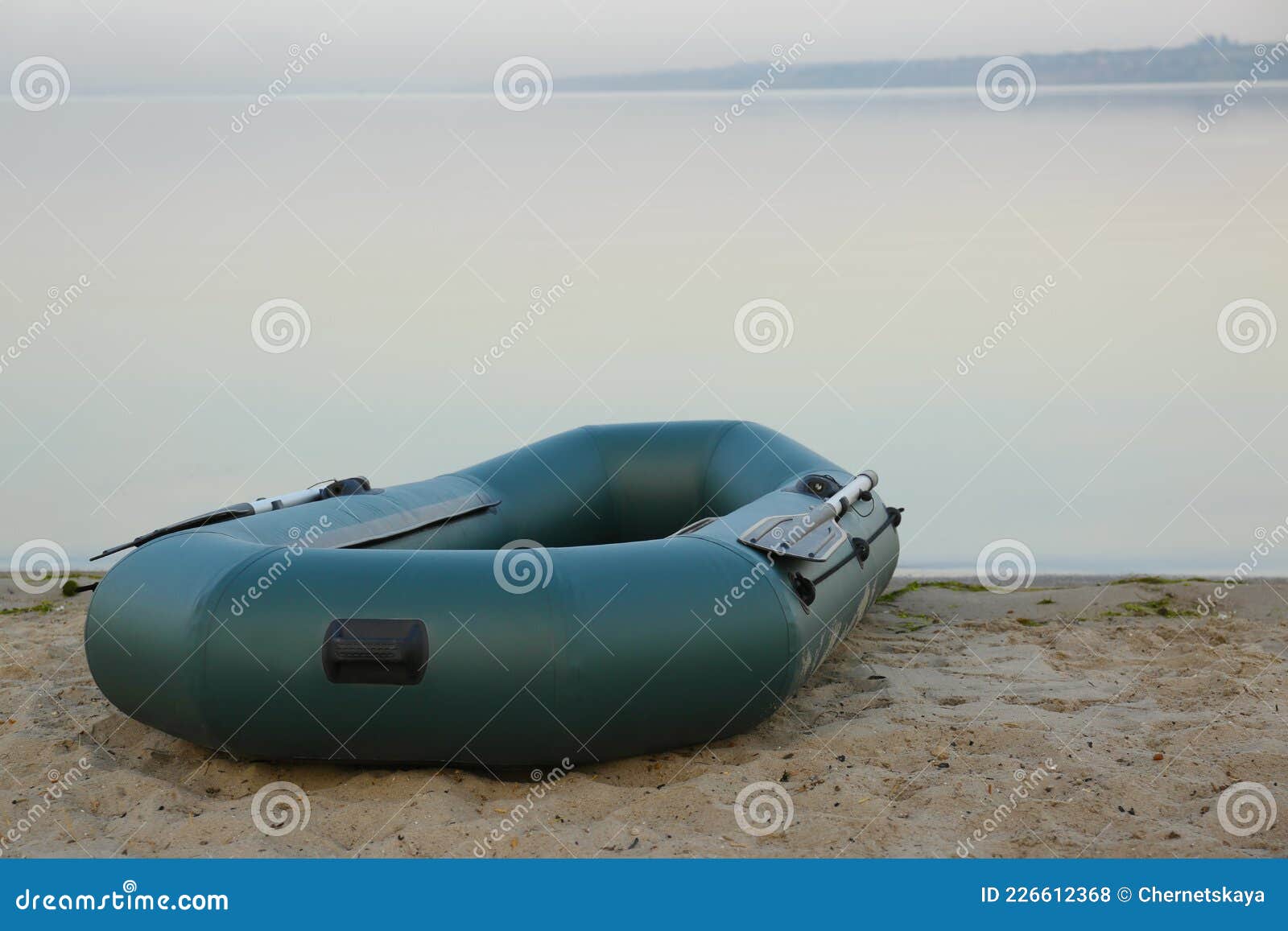 Bote Inflable De Pesca De Caucho En Una Playa De Arena Cercana Al